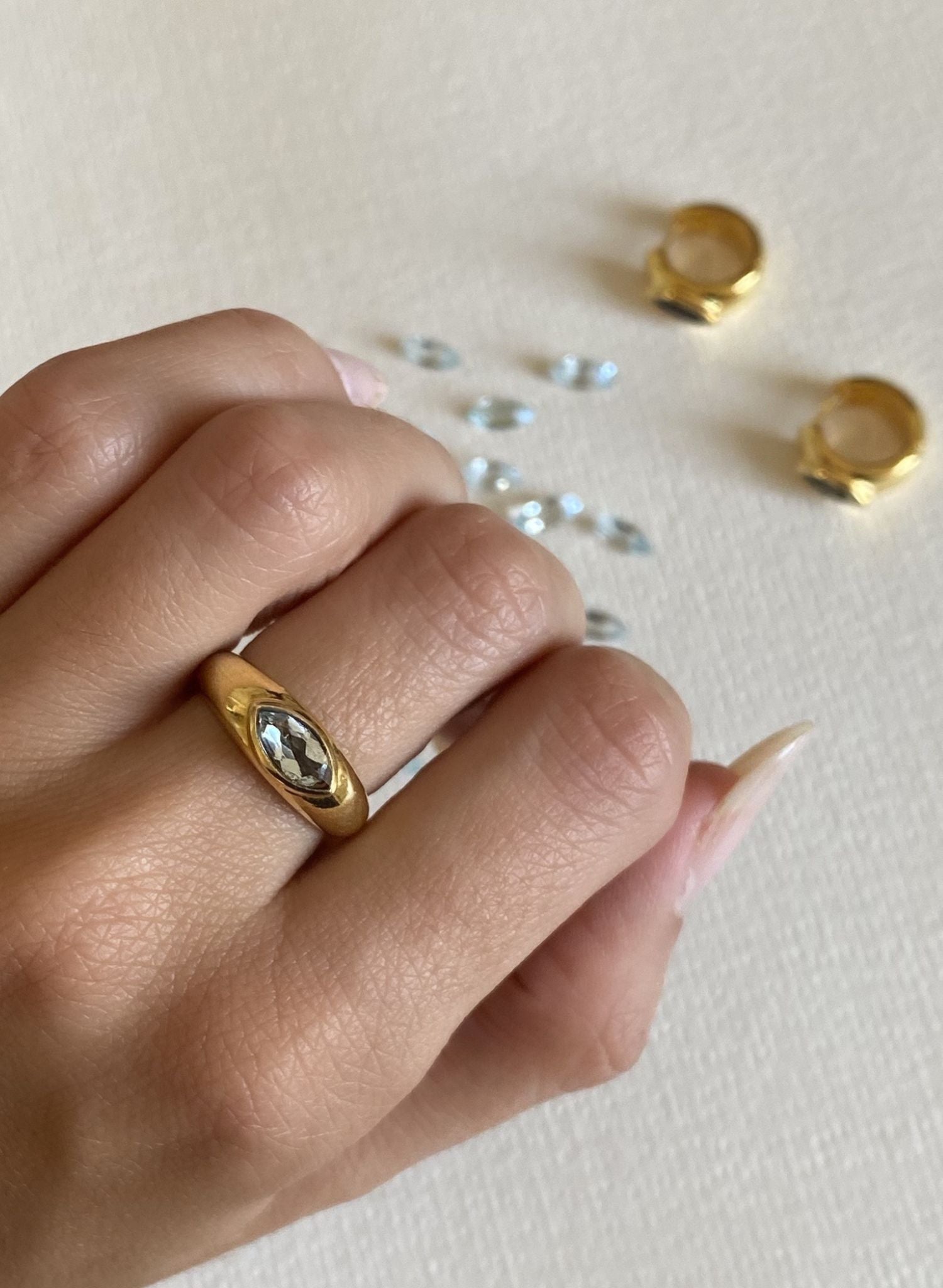 Cette bague en aigue-marine n'est pas simplement un bijou, sa couleur bleu azur symbolise l'infini du ciel, propice à toutes les élévation de l'esprit vers des rêves immatériels. Il ouvre les horizons lointains du ciel, évoque la tranquillité, la clarté et la sérénité, symbolisant ainsi la paix.