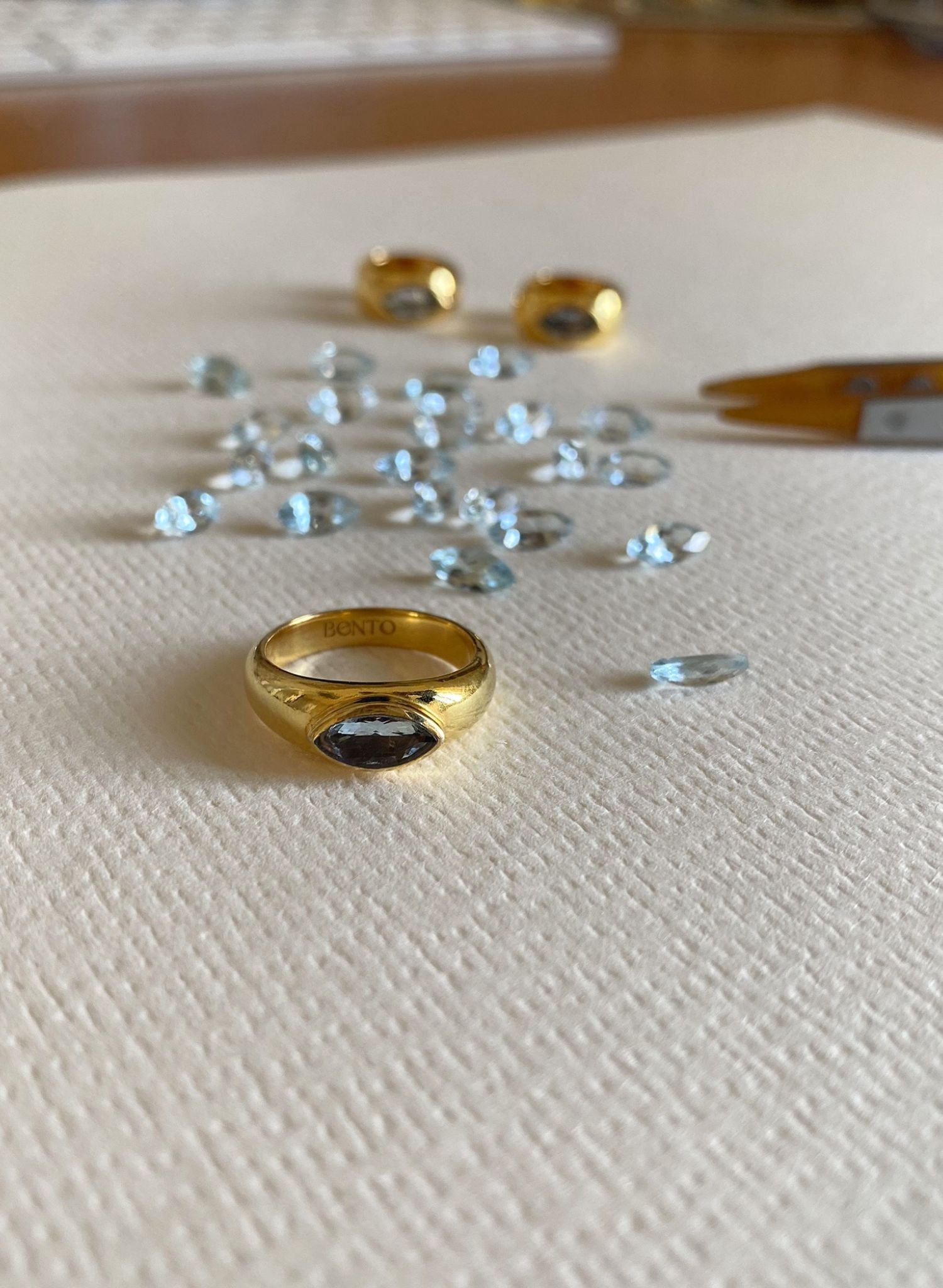 Cette bague en aigue-marine n'est pas simplement un bijou, sa couleur bleu azur symbolise l'infini du ciel, propice à toutes les élévation de l'esprit vers des rêves immatériels. Il ouvre les horizons lointains du ciel, évoque la tranquillité, la clarté et la sérénité, symbolisant ainsi la paix.