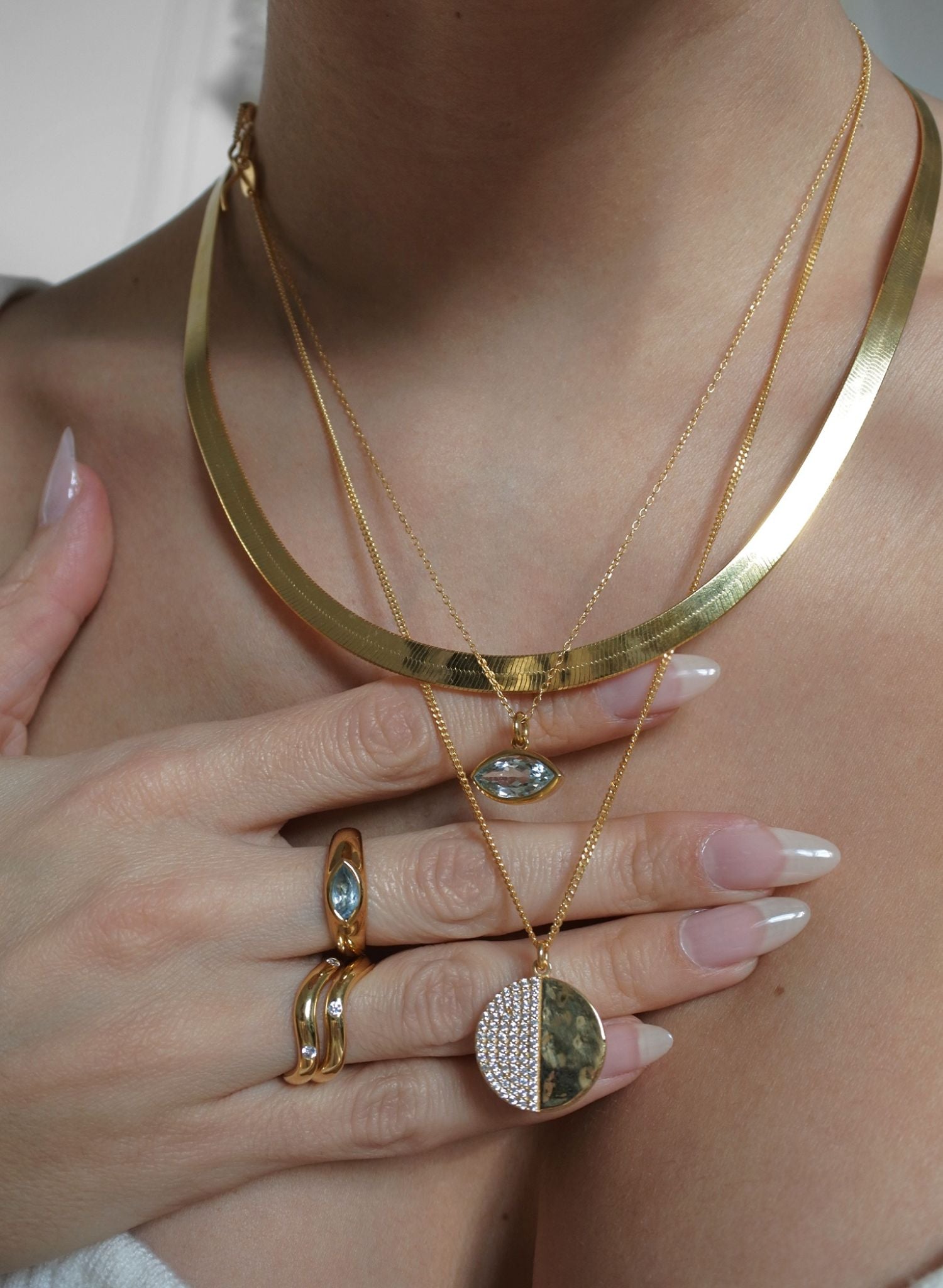 Cette bague en aigue-marine n'est pas simplement un bijou, sa couleur bleu azur symbolise l'infini du ciel, propice à toutes les élévation de l'esprit vers des rêves immatériels. Il ouvre les horizons lointains du ciel, évoque la tranquillité, la clarté et la sérénité, symbolisant ainsi la paix.