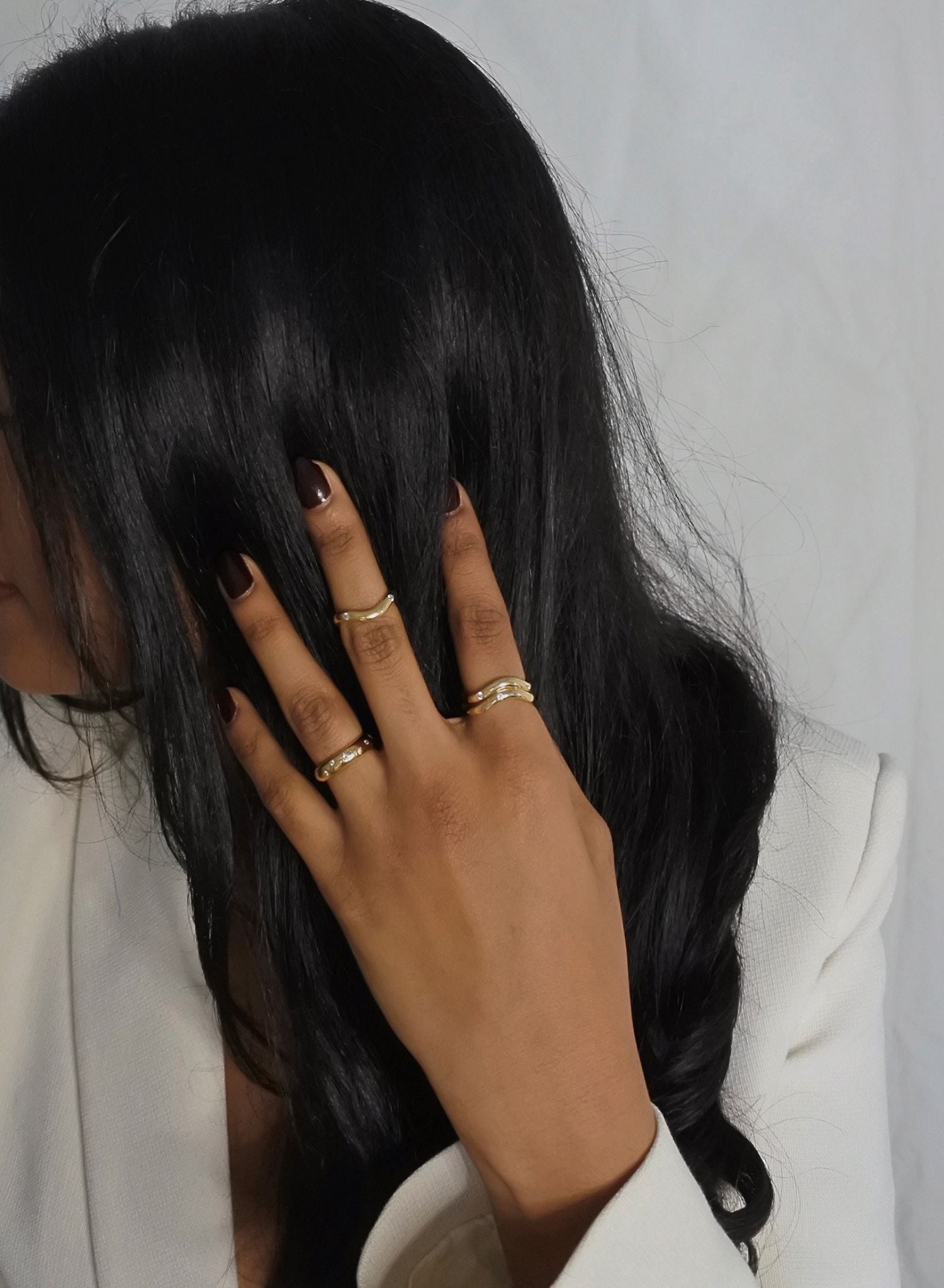 La bague Universe incarne la puissance de la confiance et de la foi en la vie. Cette bague représente l'idée inspirante selon laquelle une force supérieure guide et soutient en permanence notre existence. Notre bague Universe vous encourage à lâcher prise sur la peur et le doute, et à embrasser une confiance profonde envers le déroulement de votre vie. Elle symbolise l'harmonie entre vous et l'univers, vous offrant un sentiment de facilité, de positivité et de gratitude.