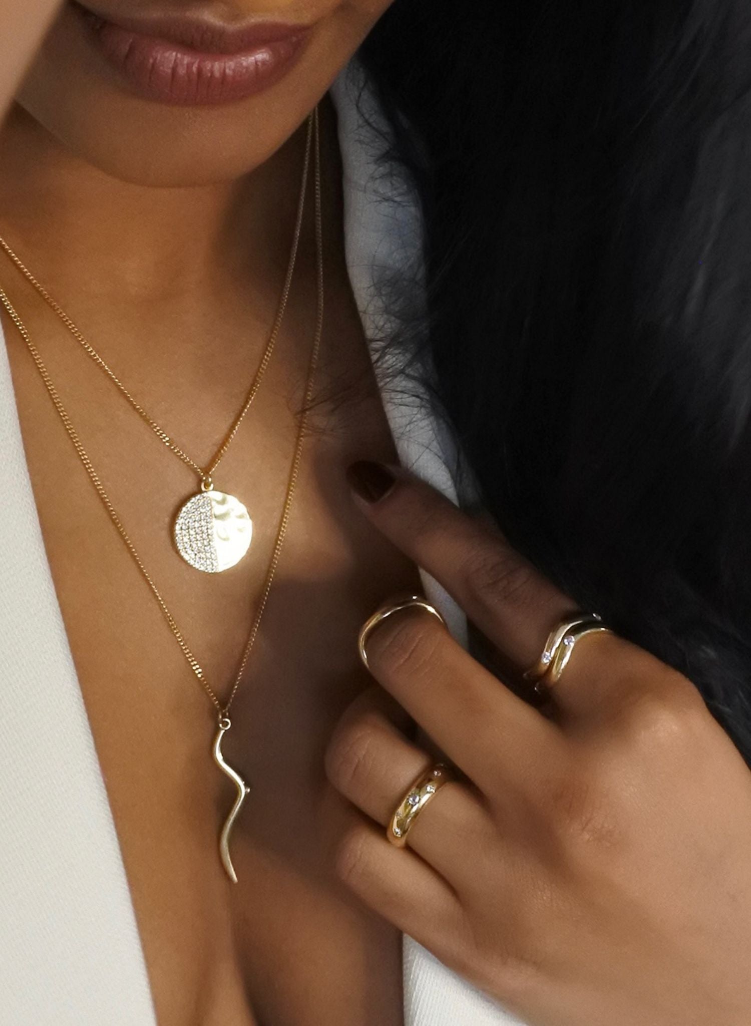La bague Universe incarne la puissance de la confiance et de la foi en la vie. Cette bague représente l'idée inspirante selon laquelle une force supérieure guide et soutient en permanence notre existence. Notre bague Universe vous encourage à lâcher prise sur la peur et le doute, et à embrasser une confiance profonde envers le déroulement de votre vie. Elle symbolise l'harmonie entre vous et l'univers, vous offrant un sentiment de facilité, de positivité et de gratitude.