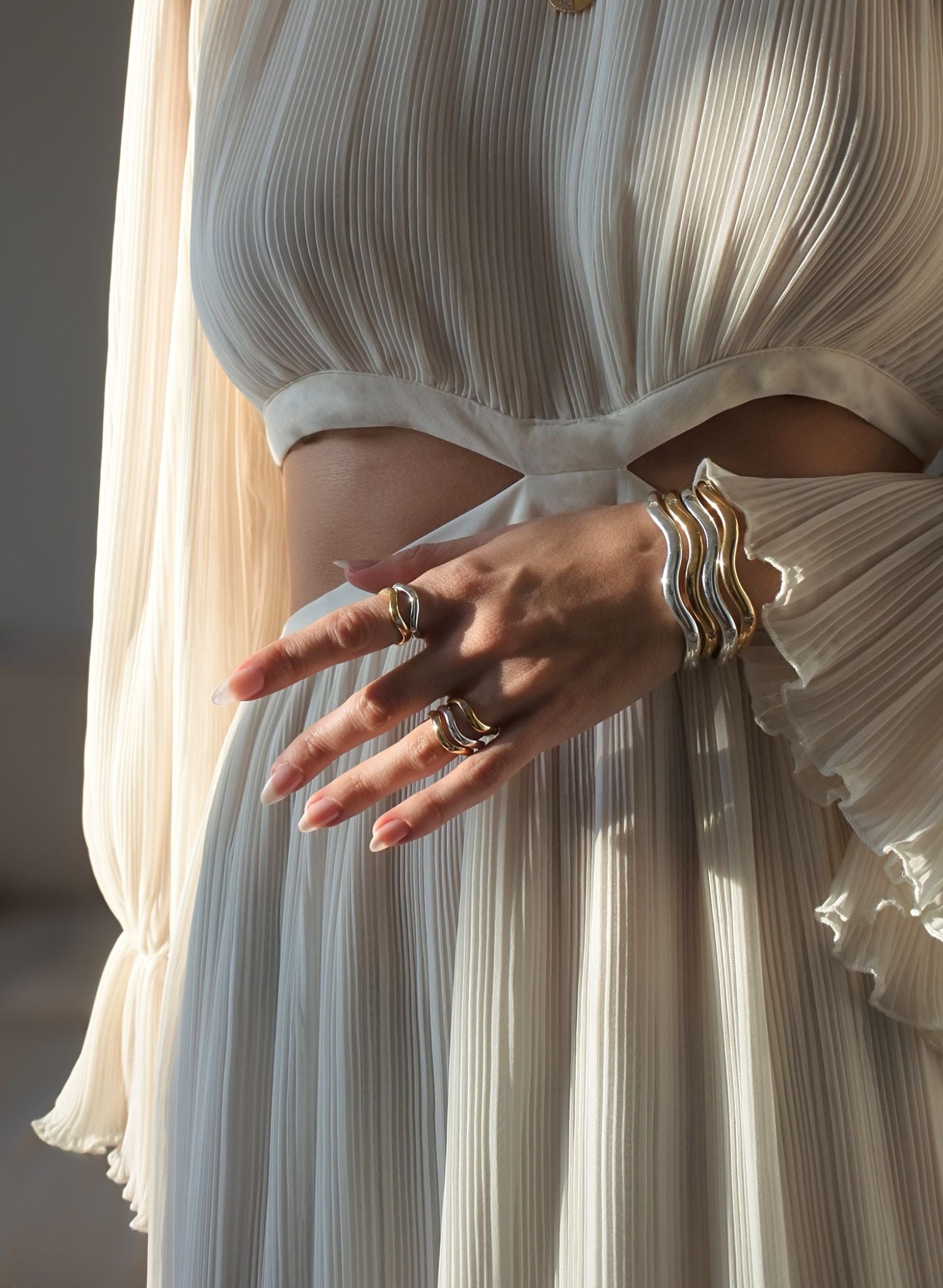 Son mouvement d'ondulation reproduit la houle de la mer, montante et descendante, illustrant les changements auxquels nous faisons face. Cette bague nous rappelle d'écouter la vie qui coule en nous, notre intuition et de toujours chercher l'étincelle qui brille en nous. Avec sa forme organique désignée pour être portée seule mais aussi en accumulation, elle s'enroule autour de votre doigt avec la tendresse de l'eau.