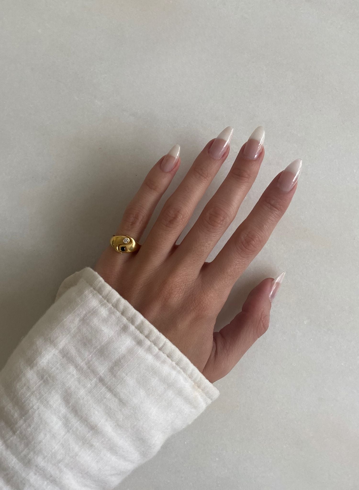 Cette bague est une célébration de l'harmonie et de l'équilibre essentiels à une vie épanouie. Inspiré par la sagesse ancienne du Yin et du Yang, ce bijou est plus qu'un simple accessoire, c'est un symbole puissant des forces opposées mais complémentaires qui façonnent notre existence. Il nous rappelle la nature interconnectée de toutes choses. La partie noire (yin) représente l'obscurité, le calme, la réception passive