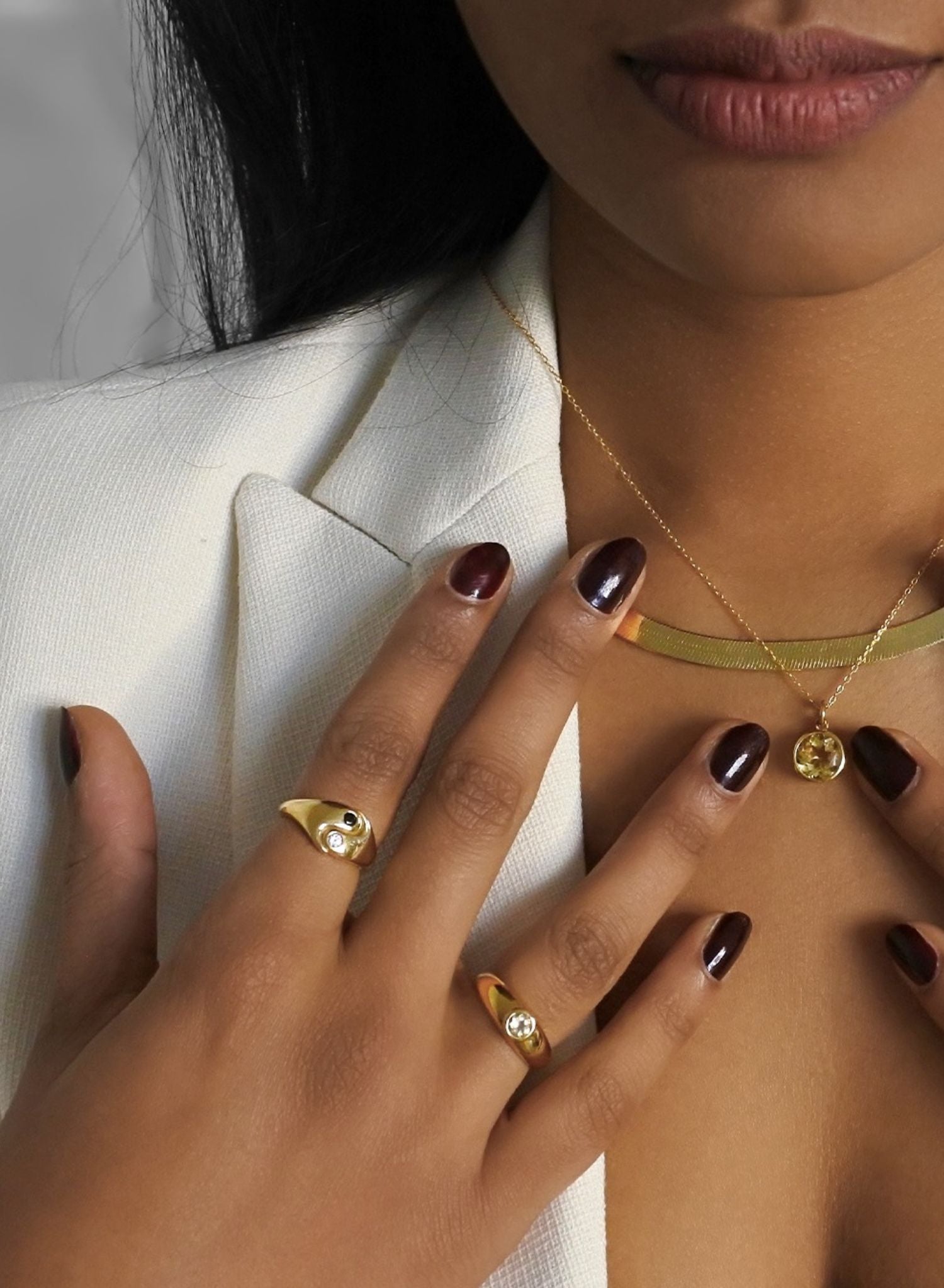 Cette bague est une célébration de l'harmonie et de l'équilibre essentiels à une vie épanouie. Inspiré par la sagesse ancienne du Yin et du Yang, ce bijou est plus qu'un simple accessoire, c'est un symbole puissant des forces opposées mais complémentaires qui façonnent notre existence. Il nous rappelle la nature interconnectée de toutes choses. La partie noire (yin) représente l'obscurité, le calme, la réception passive