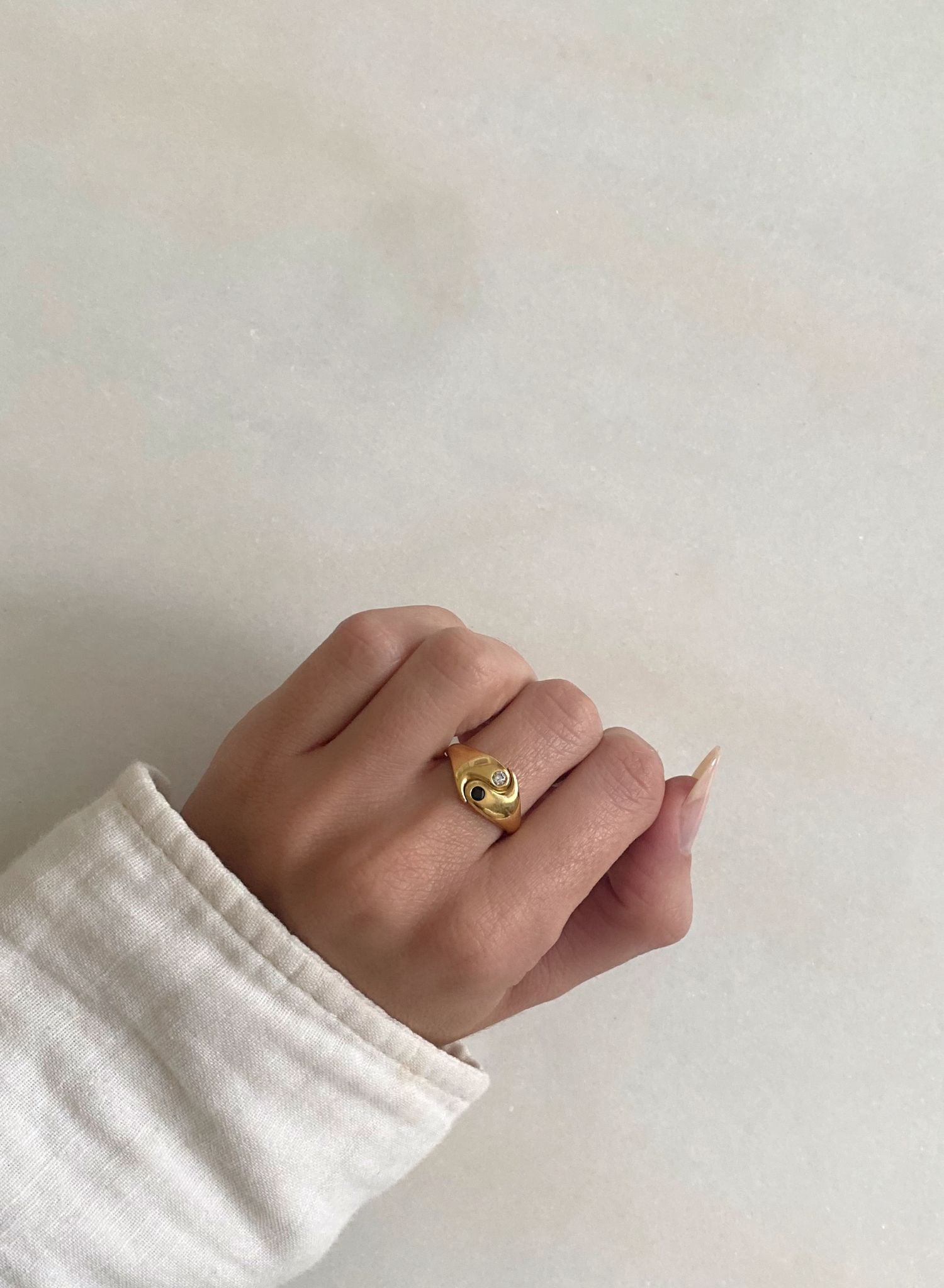 Cette bague est une célébration de l'harmonie et de l'équilibre essentiels à une vie épanouie. Inspiré par la sagesse ancienne du Yin et du Yang, ce bijou est plus qu'un simple accessoire, c'est un symbole puissant des forces opposées mais complémentaires qui façonnent notre existence. Il nous rappelle la nature interconnectée de toutes choses. La partie noire (yin) représente l'obscurité, le calme, la réception passive