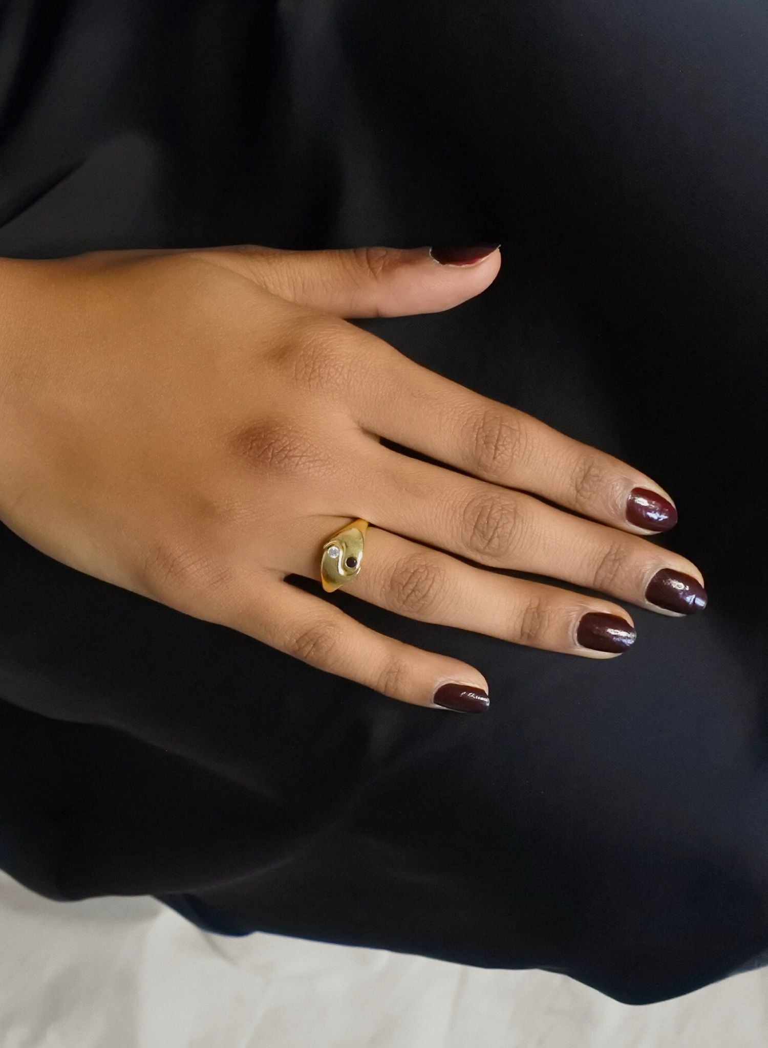 Cette bague est une célébration de l'harmonie et de l'équilibre essentiels à une vie épanouie. Inspiré par la sagesse ancienne du Yin et du Yang, ce bijou est plus qu'un simple accessoire, c'est un symbole puissant des forces opposées mais complémentaires qui façonnent notre existence. Il nous rappelle la nature interconnectée de toutes choses. La partie noire (yin) représente l'obscurité, le calme, la réception passive