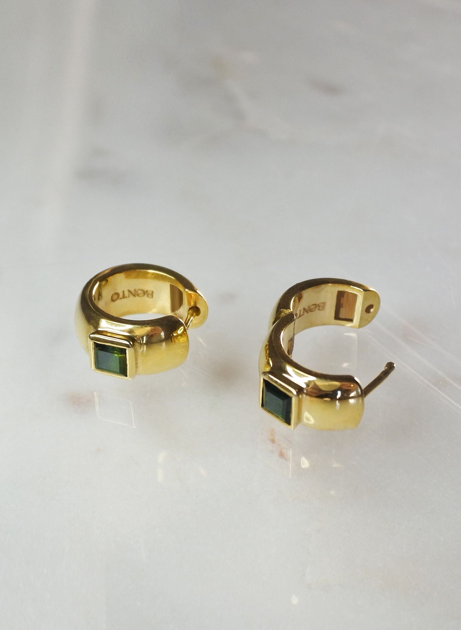 Portez ces boucles comme une caresse de la nature, une source de guérison et de prospérité. La Tourmaline verte rappelle les cycles de la nature et la manière dont nous sommes tous interconnectés dans le grand tissu de la vie. Son vert éclatant, couleur dominante sur les terres de notre planète, représente la végétation luxuriante, la croissance des plantes et la renaissance printanière, symbolisant ainsi l’éveil et la régénération de la vie.