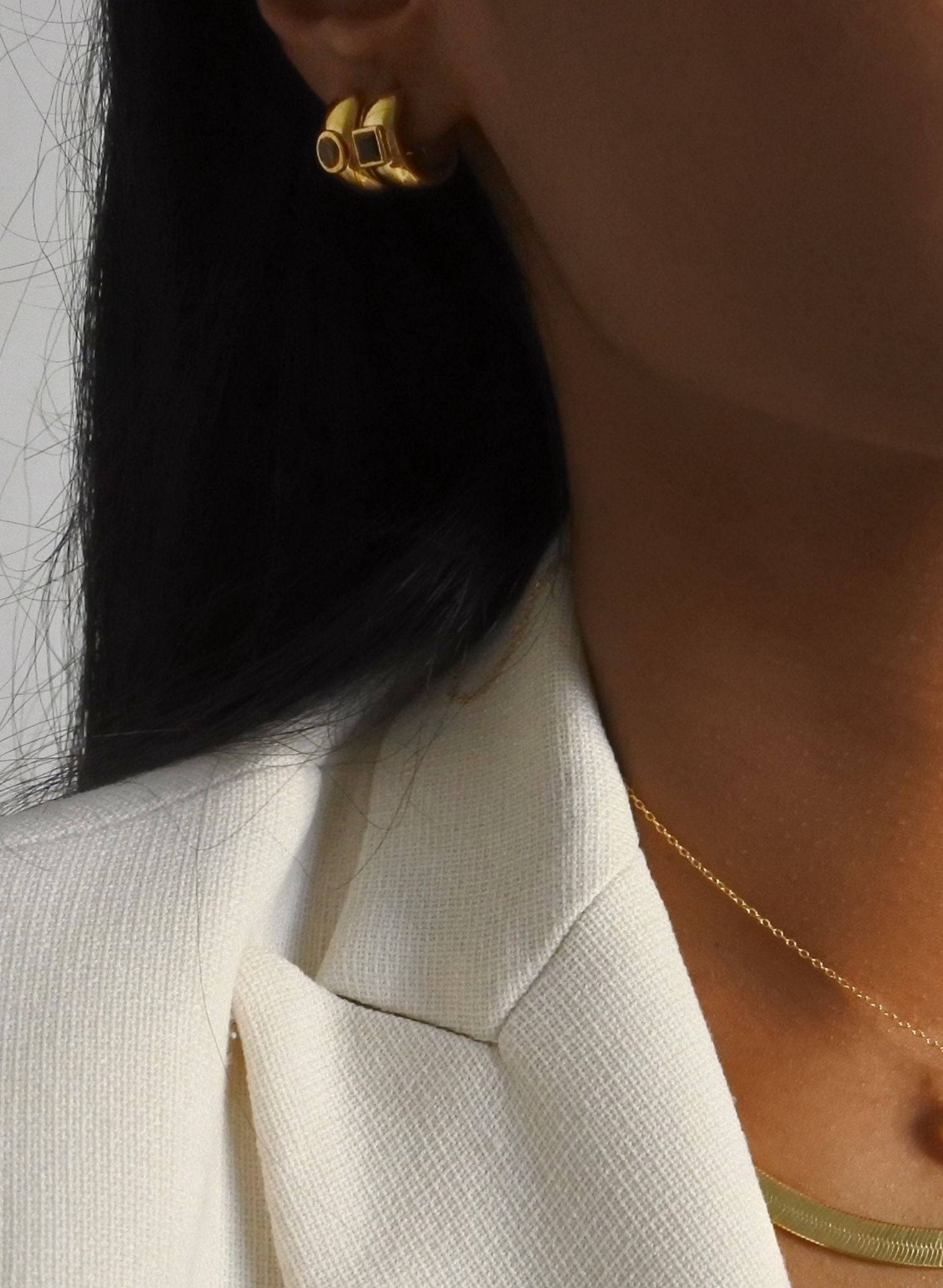 Portez ces boucles comme une caresse de la nature, une source de guérison et de prospérité. La Tourmaline verte rappelle les cycles de la nature et la manière dont nous sommes tous interconnectés dans le grand tissu de la vie. Son vert éclatant, couleur dominante sur les terres de notre planète, représente la végétation luxuriante, la croissance des plantes et la renaissance printanière, symbolisant ainsi l’éveil et la régénération de la vie.