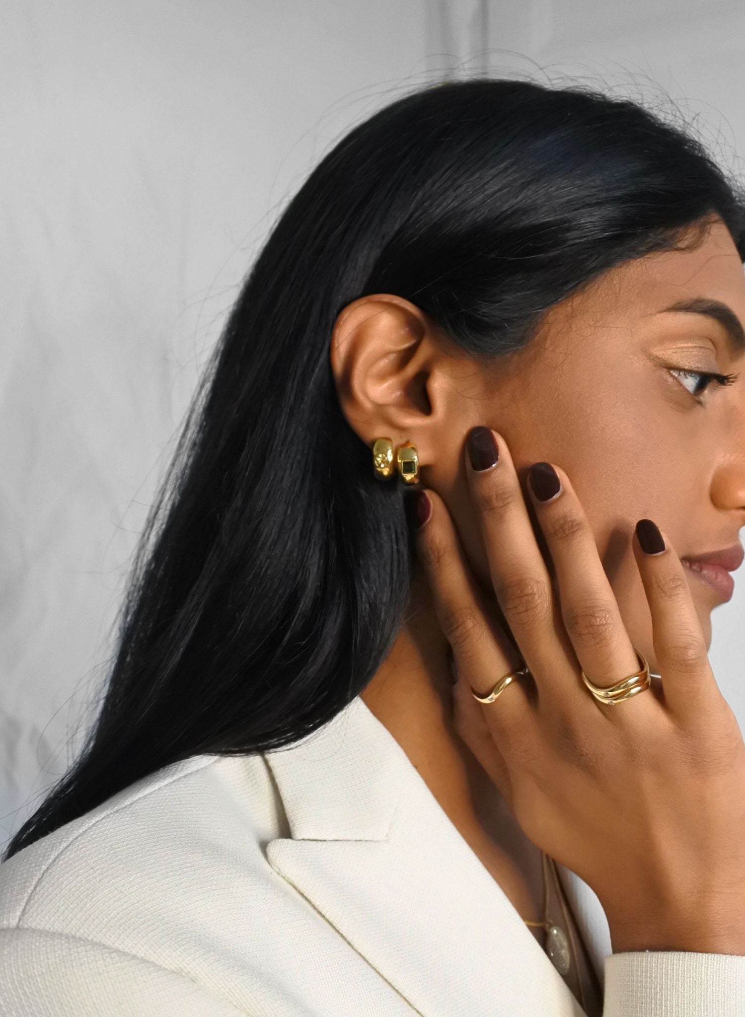 Portez ces boucles comme une caresse de la nature, une source de guérison et de prospérité. La Tourmaline verte rappelle les cycles de la nature et la manière dont nous sommes tous interconnectés dans le grand tissu de la vie. Son vert éclatant, couleur dominante sur les terres de notre planète, représente la végétation luxuriante, la croissance des plantes et la renaissance printanière, symbolisant ainsi l'éveil et la régénération de la vie.