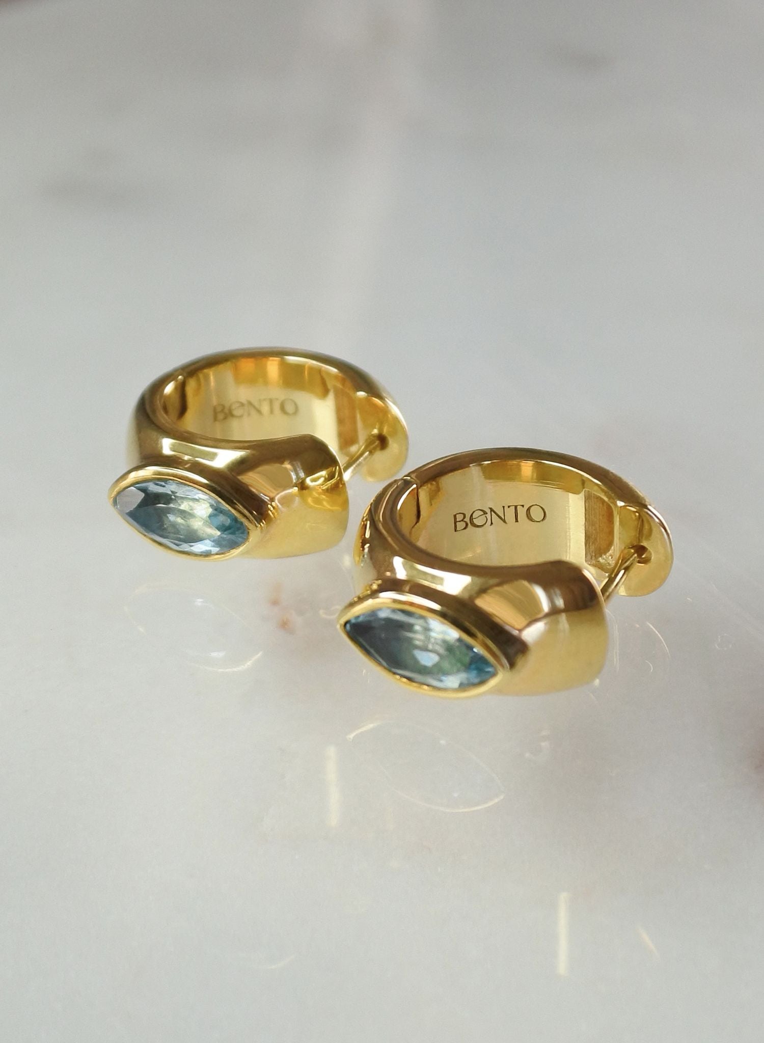 boucles-oreilles-creoles-marquise-aigue-marine-plaque-or-pierre-fine-gemstone-bijou-femme-Bento-jewelry
