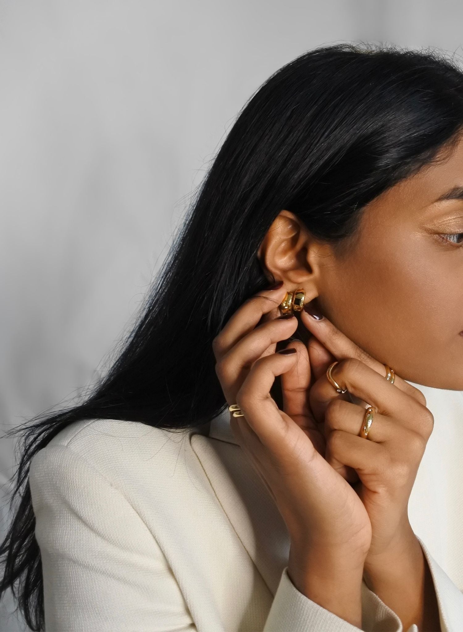 Portez ces boucles comme un rayon de soleil lumineux qui apporte la joie et la vitalité dans votre vie. Cette couleur festive et dynamique, évoquant les douceurs sucrées du miel, agit comme un antidote à la tristesse. Elle stimule l'appétit, les désirs, la créativité et favorise les interactions sociales. La Citrine est une source qui illumine notre chemin de vie, elle guérit les blessures du passé & nous guide vers la réussite et l'abondance.