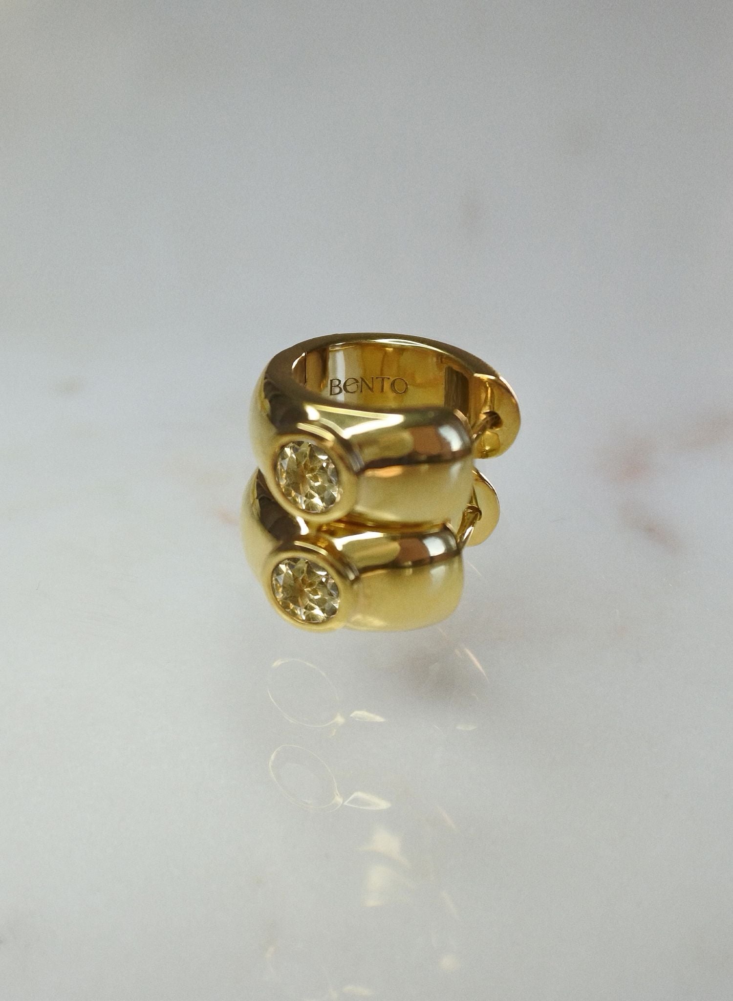 Portez ces boucles comme un rayon de soleil lumineux qui apporte la joie et la vitalité dans votre vie. Cette couleur festive et dynamique, évoquant les douceurs sucrées du miel, agit comme un antidote à la tristesse. Elle stimule l'appétit, les désirs, la créativité et favorise les interactions sociales. La Citrine est une source qui illumine notre chemin de vie, elle guérit les blessures du passé & nous guide vers la réussite et l'abondance.