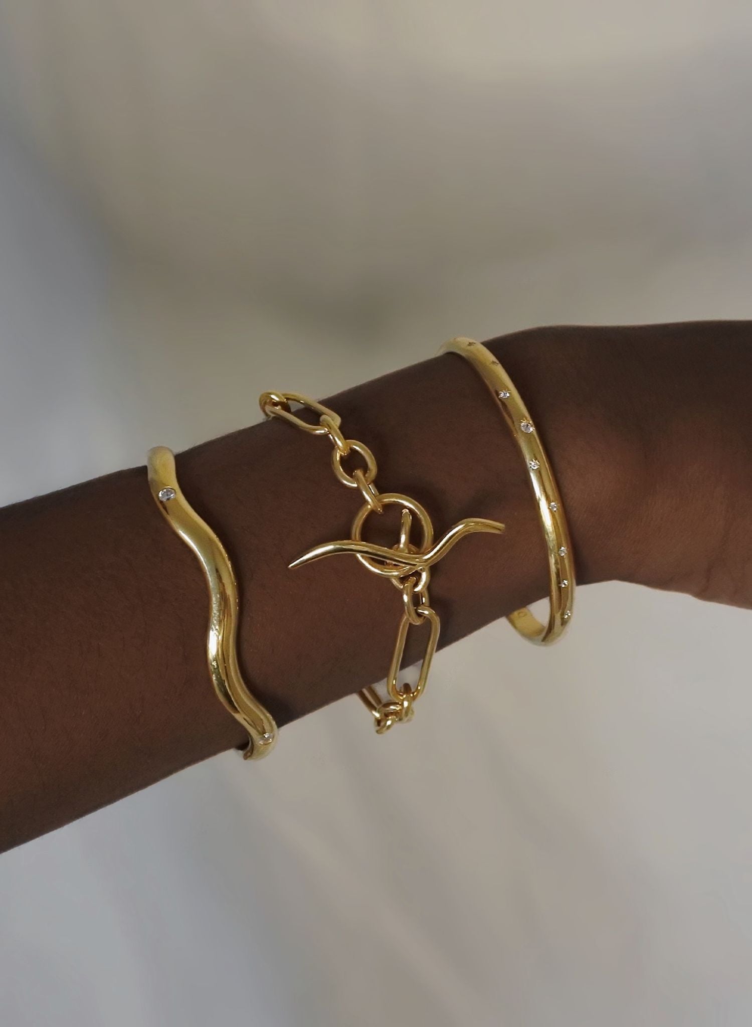 Le bracelet Muse associe des maillons rolo classiques à des maillons trombone modernes, ce qui en fait l’accessoire parfait pour le quotidien. Son fermoir minimaliste et audacieux, en forme de “Sein”, confère toute la singularité à cette pièce. Un véritable objet de caractère imprégné d'une touche de poésie, une invitation à se sentir puissante, unique et bien dans sa peau.