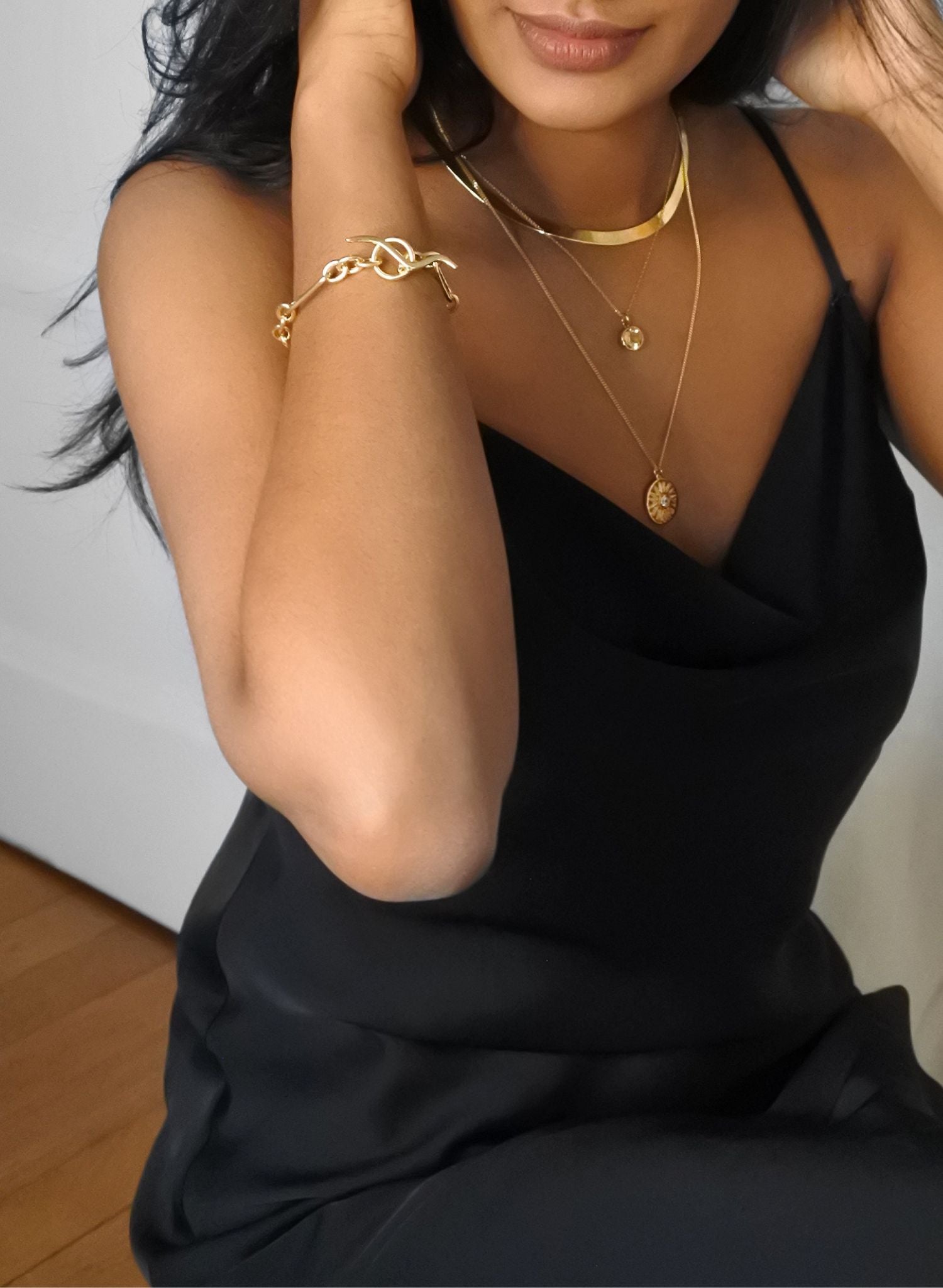 Le bracelet Muse associe des maillons rolo classiques à des maillons trombone modernes, ce qui en fait l’accessoire parfait pour le quotidien. Son fermoir minimaliste et audacieux, en forme de “Sein”, confère toute la singularité à cette pièce. Un véritable objet de caractère imprégné d'une touche de poésie, une invitation à se sentir puissante, unique et bien dans sa peau.