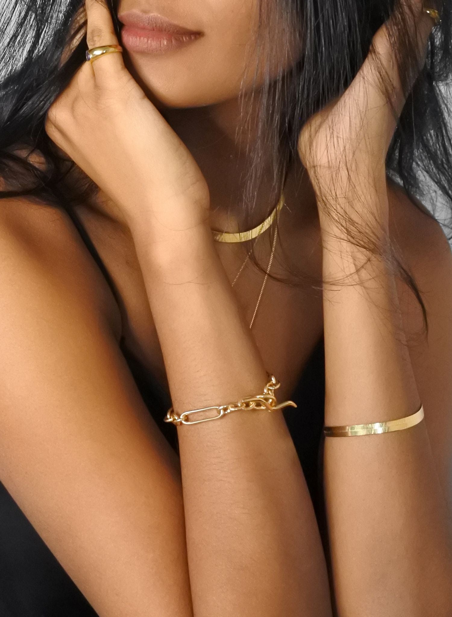 Le bracelet Joy, pièce phare de notre collection, apporte cette touche d’or lumineuse essentielle à toute femme. Parfait pour créer un effet d'accumulation avec les autres bracelets Bento, ses nuances dorées rappellent aux femmes de manifester leurs rêves et de ne pas laisser quoi que ce soit ou quiconque ternir leur lumière, parce qu'elles sont nées pour briller.