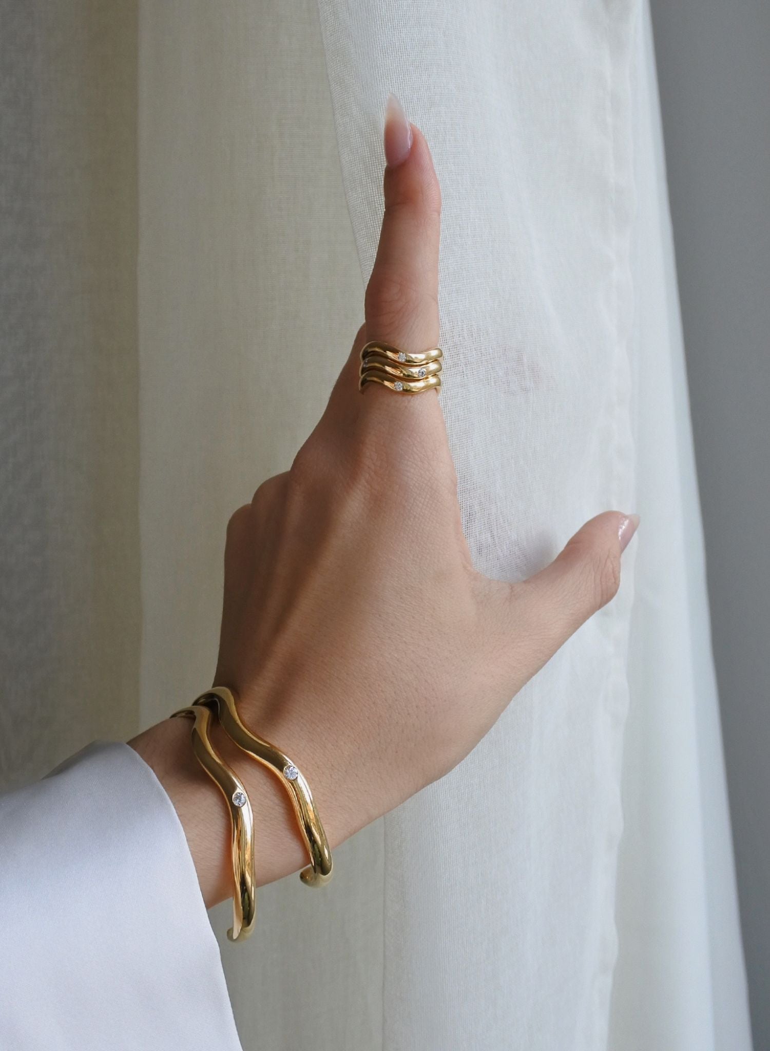 bracelet-vague-jonc-wave-plaqué-or-bijou-femme-madeinfrance-fait-en-france-Bento-jewelry-2