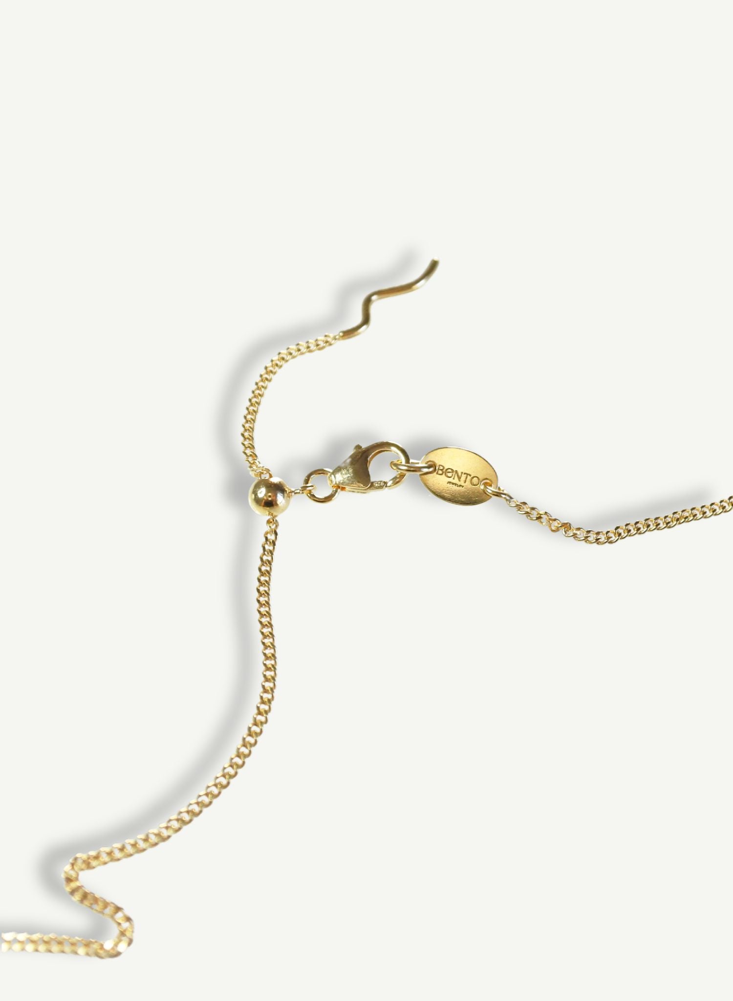 Le collier Juste un Sein, avec son pendentif minimaliste et audacieux, est bien plus qu'un bijou : il est une manifestation de solidarité féminine et un hommage au combat pour les droits et la liberté des femmes à travers le monde et les époques. Il incarne la sororité, pilier féministe qui célèbre et renforce le soutien mutuel entre les femmes, invitant chacune à affirmer sa force, son unicité et sa féminité.