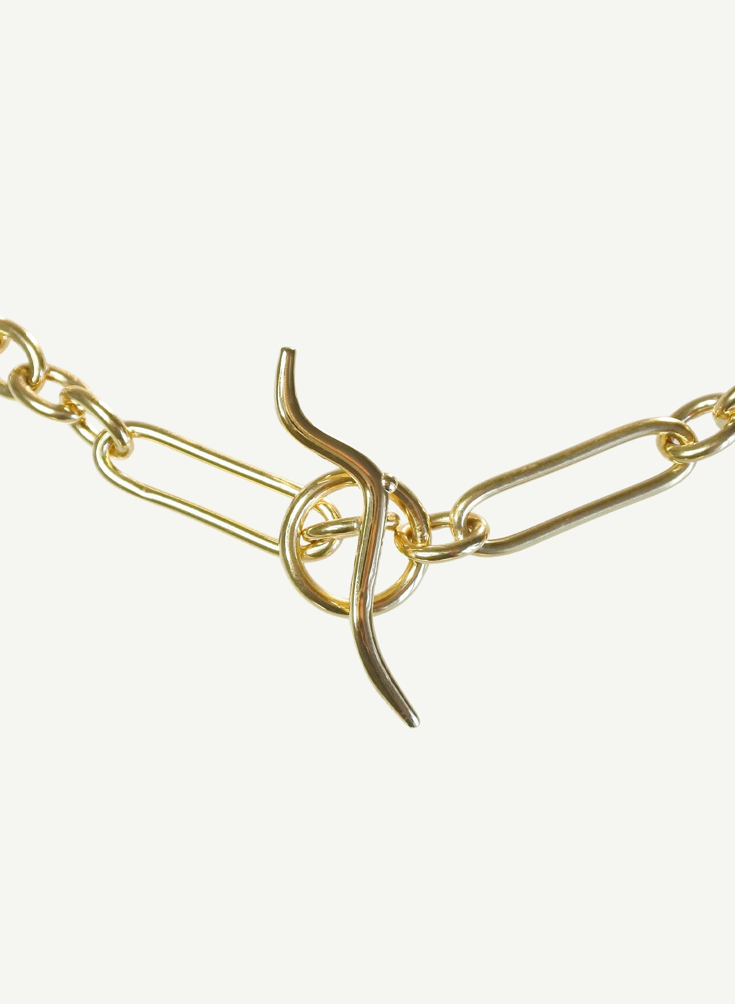 Le collier Muse associe des maillons rolo classiques aux maillons trombone modernes, ce qui en fait l'accessoire parfait pour le quotidien. Un véritable objet de caractère imprégné d'une touche de poésie ; une invitation à se sentir puissante, unique et bien dans sa peau. C'est un rappel pour les femmes à manifester leurs rêves et à ne pas ternir leur éclat pour quelqu'un ou pour une idée, mais à se souvenir qu'elles sont nées pour briller.