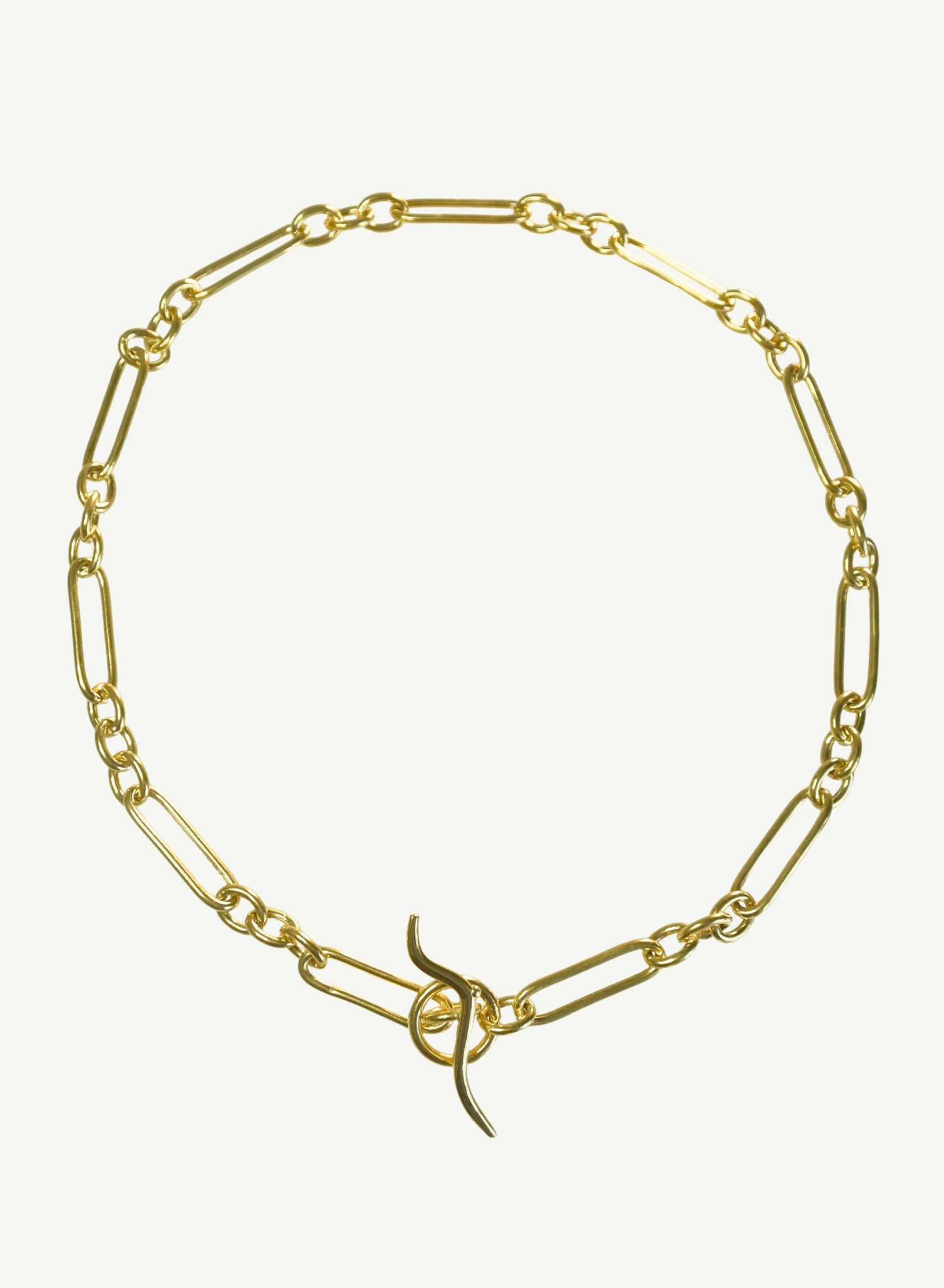 Le collier Muse associe des maillons rolo classiques aux maillons trombone modernes, ce qui en fait l'accessoire parfait pour le quotidien. Un véritable objet de caractère imprégné d'une touche de poésie ; une invitation à se sentir puissante, unique et bien dans sa peau. C'est un rappel pour les femmes à manifester leurs rêves et à ne pas ternir leur éclat pour quelqu'un ou pour une idée, mais à se souvenir qu'elles sont nées pour briller.