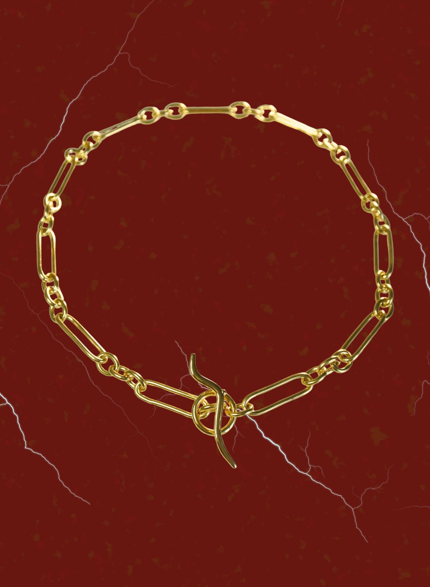 Le collier Muse associe des maillons rolo classiques aux maillons trombone modernes, ce qui en fait l'accessoire parfait pour le quotidien. Un véritable objet de caractère imprégné d'une touche de poésie ; une invitation à se sentir puissante, unique et bien dans sa peau. C'est un rappel pour les femmes à manifester leurs rêves et à ne pas ternir leur éclat pour quelqu'un ou pour une idée, mais à se souvenir qu'elles sont nées pour briller.