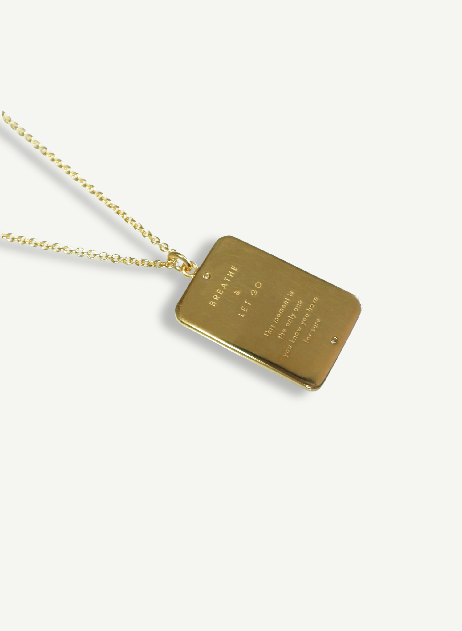 Ce bijou est plus qu’un simple accessoire ; il est un rappel constant à la pratique de la pleine conscience, à travers la résonance du Aum. Il vous incite à faire une pause, à respirer profondément et à trouver votre centre, aidant à naviguer dans la vie avec une paix intérieure. Porter le collier Breath, c'est choisir de marcher dans la vie avec grâce et sagesse, en reconnaissant la valeur de chaque instant. Il vous accompagne dans votre quête de tranquillité et d'équilibre