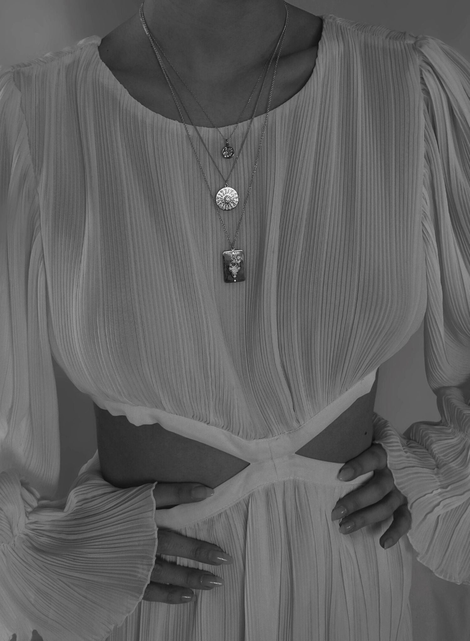 Ce bijou est plus qu’un simple accessoire ; il est un rappel constant à la pratique de la pleine conscience, à travers la résonance du Aum. Il vous incite à faire une pause, à respirer profondément et à trouver votre centre, aidant à naviguer dans la vie avec une paix intérieure. Porter le collier Breath, c'est choisir de marcher dans la vie avec grâce et sagesse, en reconnaissant la valeur de chaque instant. Il vous accompagne dans votre quête de tranquillité et d'équilibre