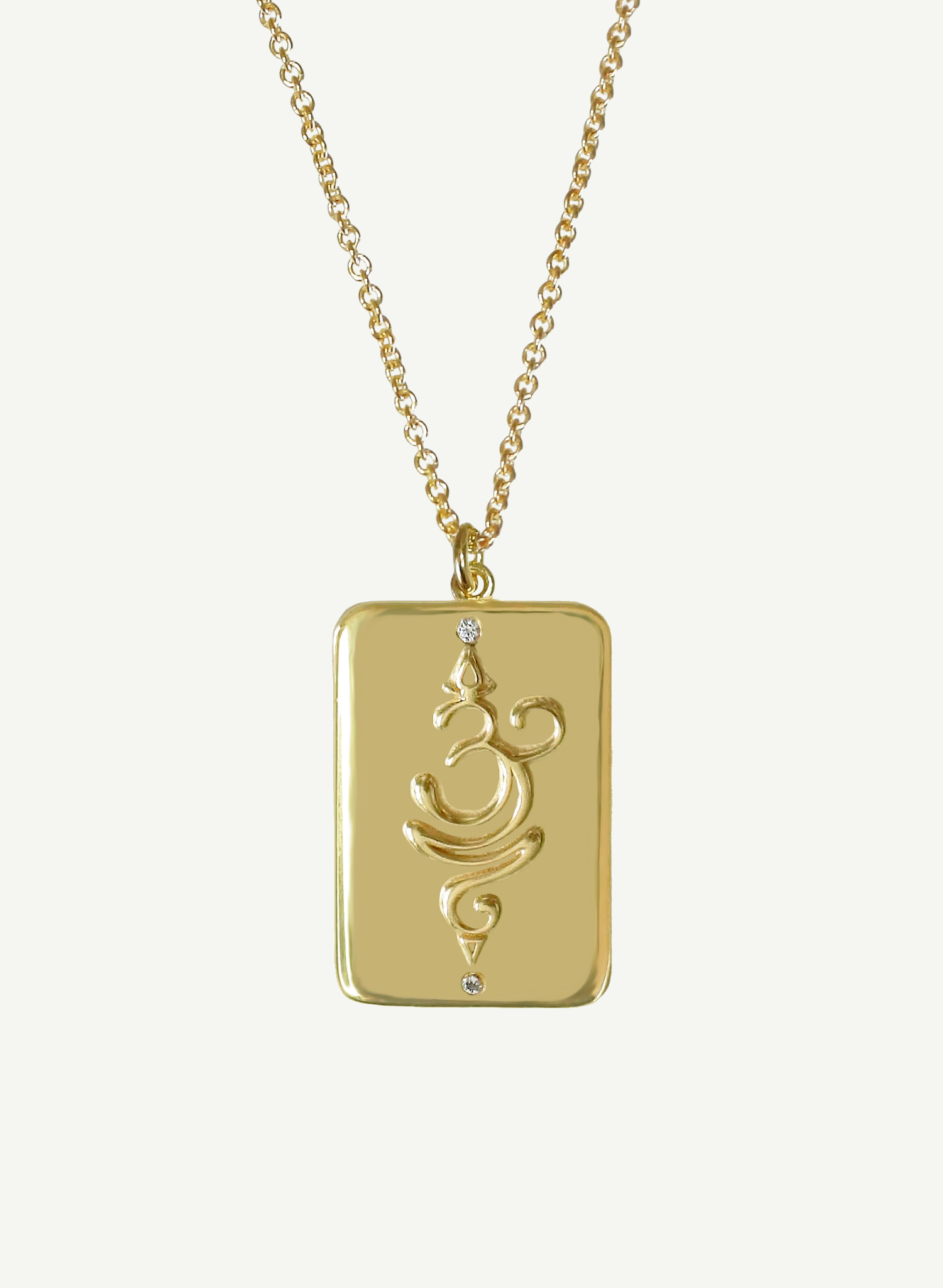 Portez le calme autour de votre cou avec notre collier Breath, délicatement orné du symbole Aum. Ce design épuré est une ode au son universel Aum, la vibration à l’origine de tout, qui symbolise l’unité avec l’essence même de la vie et l’équilibre des éléments naturels.