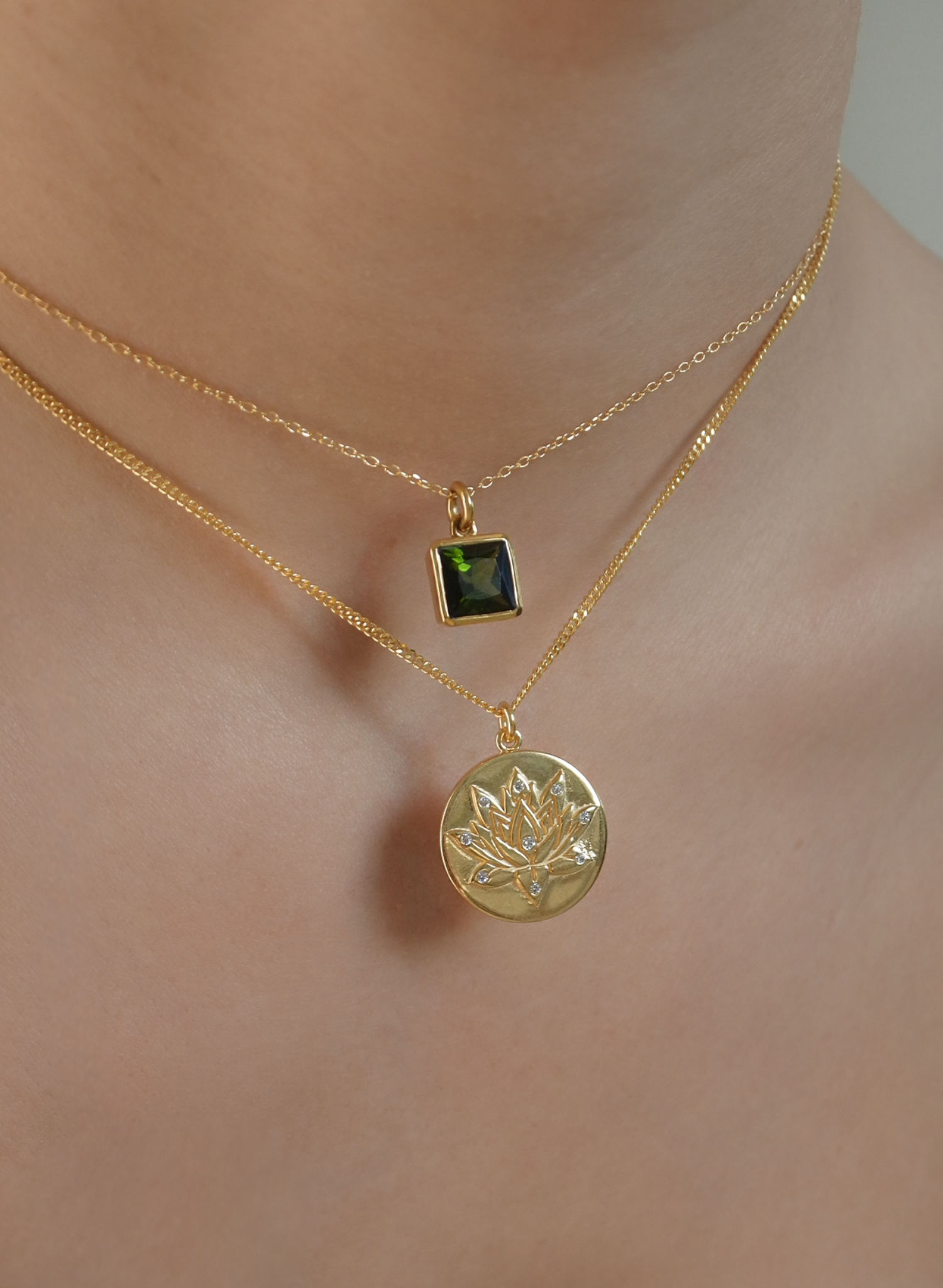 Ce collier est un bijou chargé de symbolisme, cette fleur chérie par la créatrice et respectée dans le mythe hindou, se dresse comme un symbole puissant de renaissance et de pureté. Le lotus représente la célébration de votre beauté intérieure et de votre capacité à fleurir, il sert d’inspiration, nous rappelant que même dans les eaux troubles, nous pouvons atteindre la lumière et révéler notre véritable potentiel.