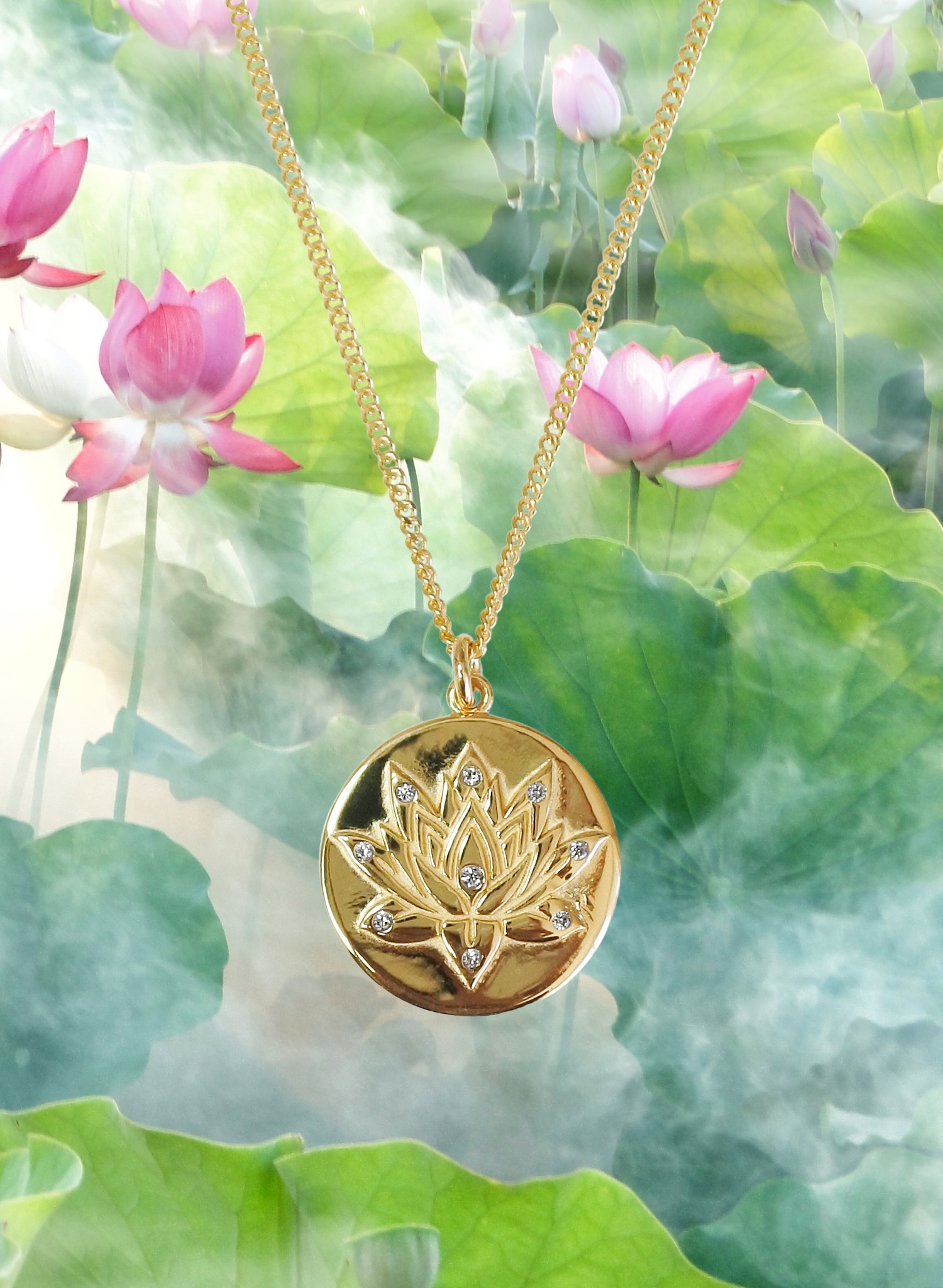 Ce collier est un bijou chargé de symbolisme, cette fleur chérie par la créatrice et respectée dans le mythe hindou, se dresse comme un symbole puissant de renaissance et de pureté. Le lotus représente la célébration de votre beauté intérieure et de votre capacité à fleurir, il sert d’inspiration, nous rappelant que même dans les eaux troubles, nous pouvons atteindre la lumière et révéler notre véritable potentiel.