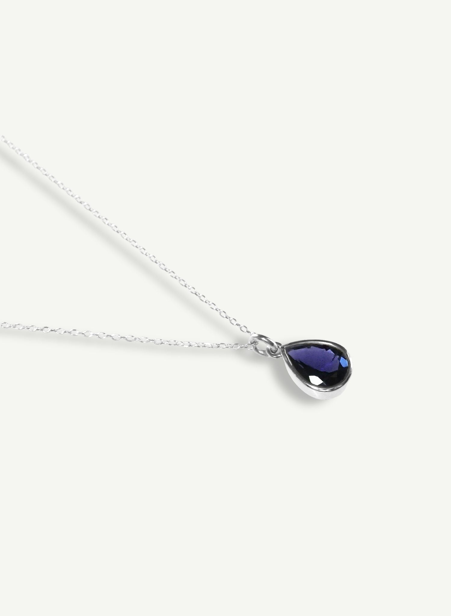 Associée à l'élément Eau, cette gemme incarne l'émotion, l'intuition et la fluidité. Elle nous guide vers une introspection profonde, nous aidant à connecter avec nos émotions et à embrasser notre sensibilité. Porter ce collier en iolite, c'est comme porter un morceau de l'océan autour de votre cou, vous enveloppant de l'énergie apaisante et nourrissante de l'eau. La Iolite est une pierre qui vous guide vers l'harmonie émotionnelle et l'équilibre, vous aidant à naviguer dans la vie avec grâce et facilité.