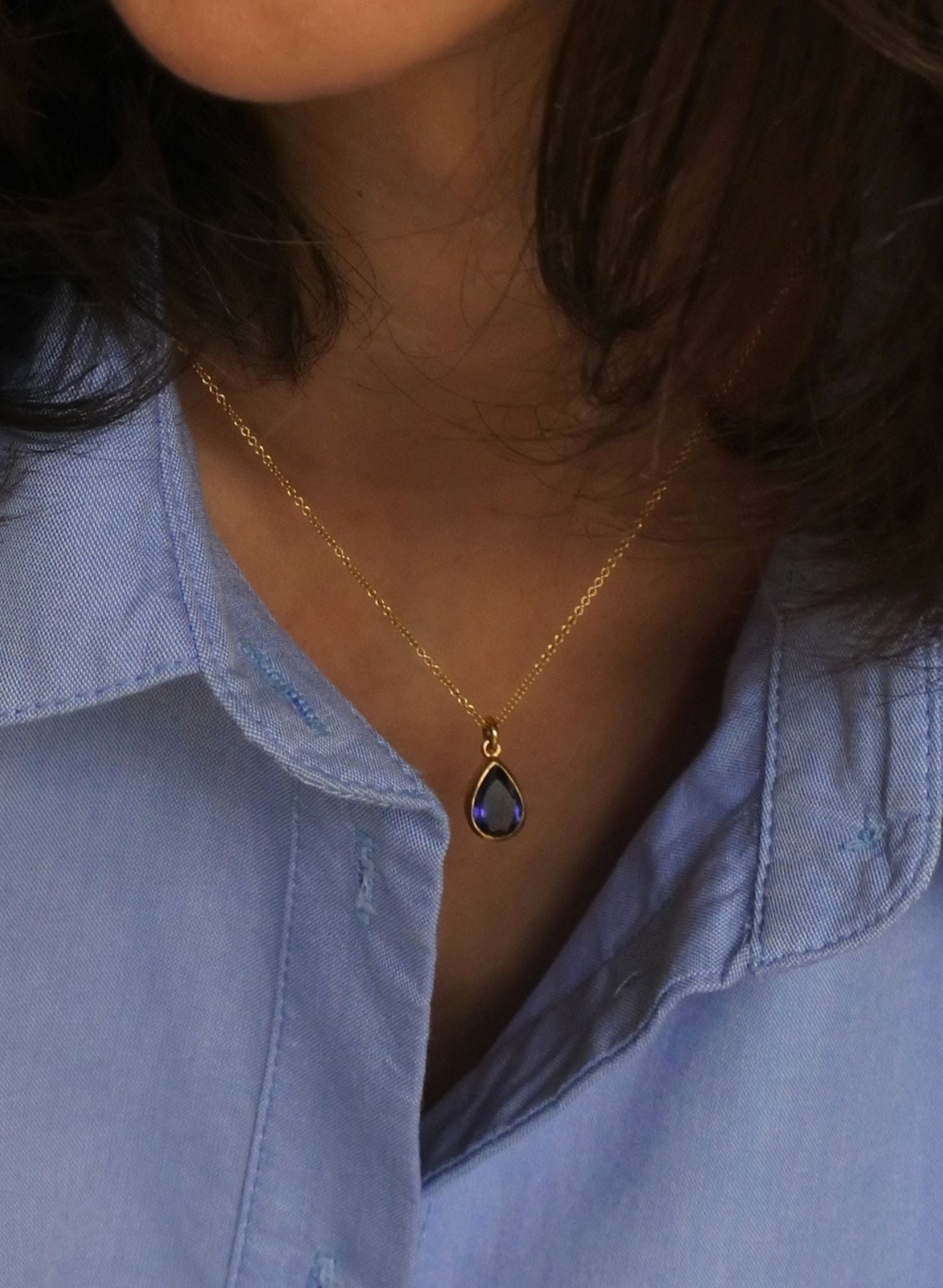 Portez ce bijou comme une invitation au voyage et à l'exploration des profondeurs de vote âme. La Iolite doit son nom au mot grec « ios », qui signifie violet. Ses nuances allant du bleu intense au violet, rappellent les eaux changeantes des océans profonds. Sur le plan spirituel, la iolite est réputée pour stimuler la vision intérieure, favoriser la clarté mentale et aider à la découverte de soi. Associée à l'élément Eau, cette gemme incarne l'émotion, l'intuition et la fluidité.