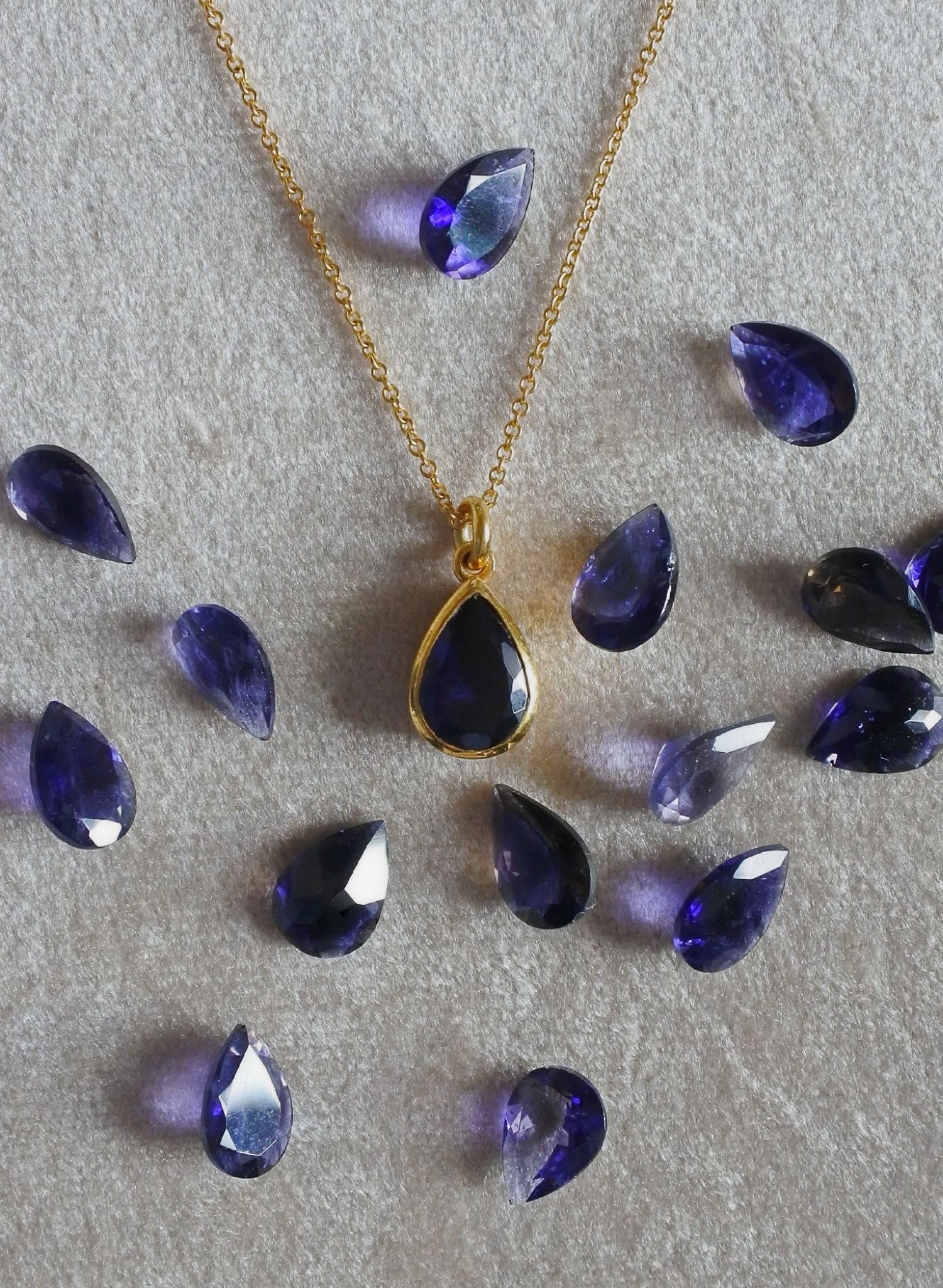 Matériau : Argent 925 recyclé, plaqué or 3 microns • Longueur de la chaîne : Ajustable jusqu’à 45 cm grâce à son fermoir coulissant • Pierre fine : Iolite en provenance d’Inde • Taille du pendentif: 11x8mm • Fabrication française dans notre atelier partenaire lyonnais • Livré dans son écrin, accompagné d’une garantie valable un an