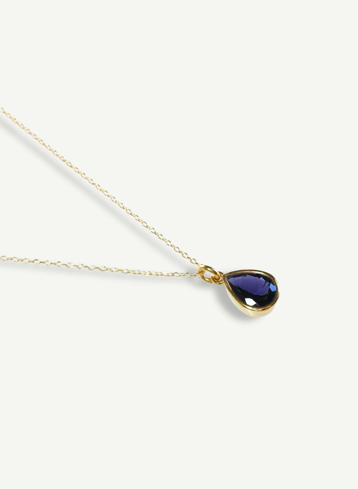 Matériau : Argent 925 recyclé, plaqué or 3 microns • Longueur de la chaîne : Ajustable jusqu’à 45 cm grâce à son fermoir coulissant • Pierre fine : Iolite en provenance d’Inde • Taille du pendentif: 11x8mm • Fabrication française dans notre atelier partenaire lyonnais • Livré dans son écrin, accompagné d’une garantie valable un an