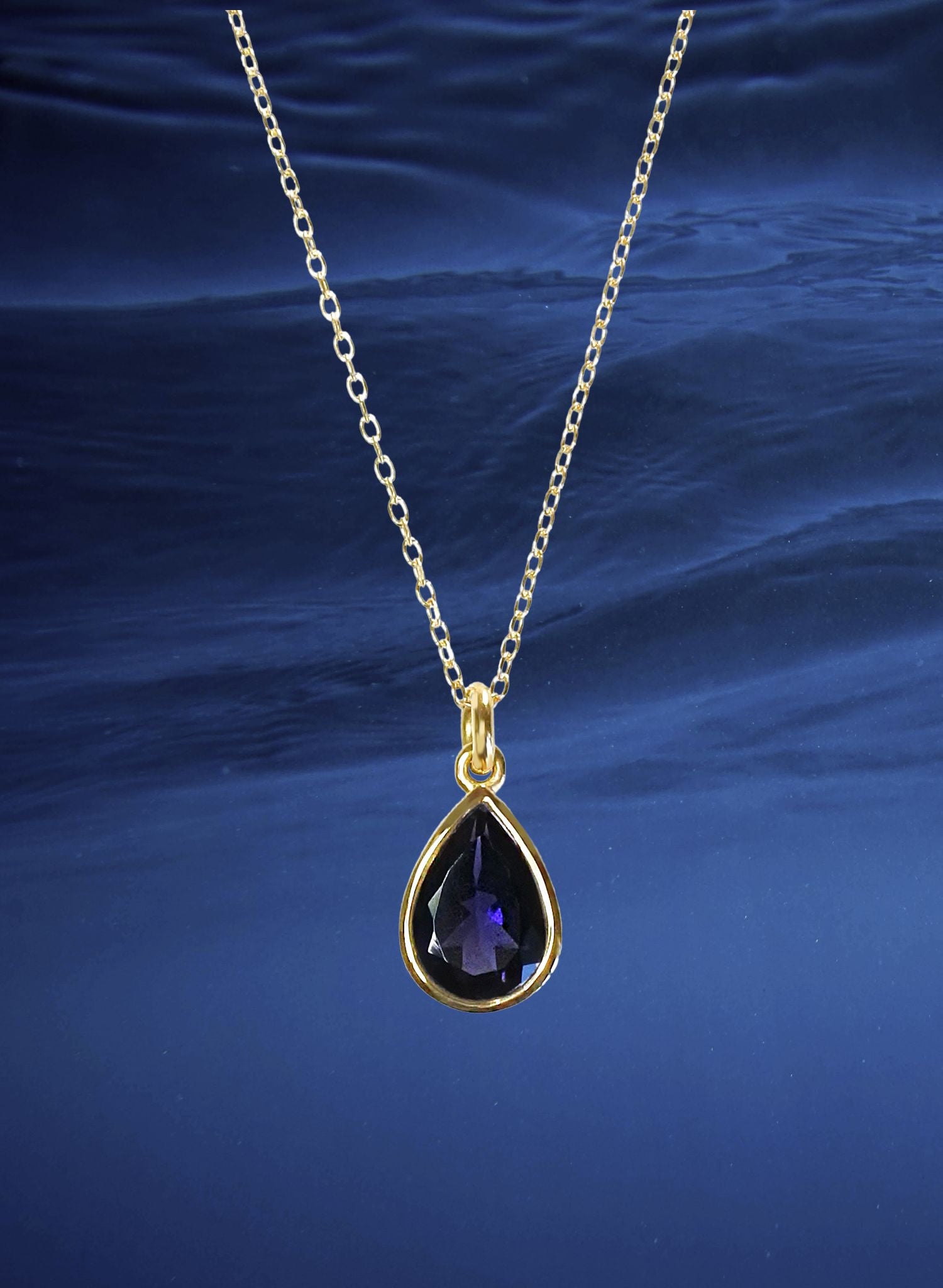 Portez ce bijou comme une invitation au voyage et à l'exploration des profondeurs de vote âme. La Iolite doit son nom au mot grec « ios », qui signifie violet. Ses nuances allant du bleu intense au violet, rappellent les eaux changeantes des océans profonds. Sur le plan spirituel, la iolite est réputée pour stimuler la vision intérieure, favoriser la clarté mentale et aider à la découverte de soi. Associée à l'élément Eau, cette gemme incarne l'émotion, l'intuition et la fluidité.