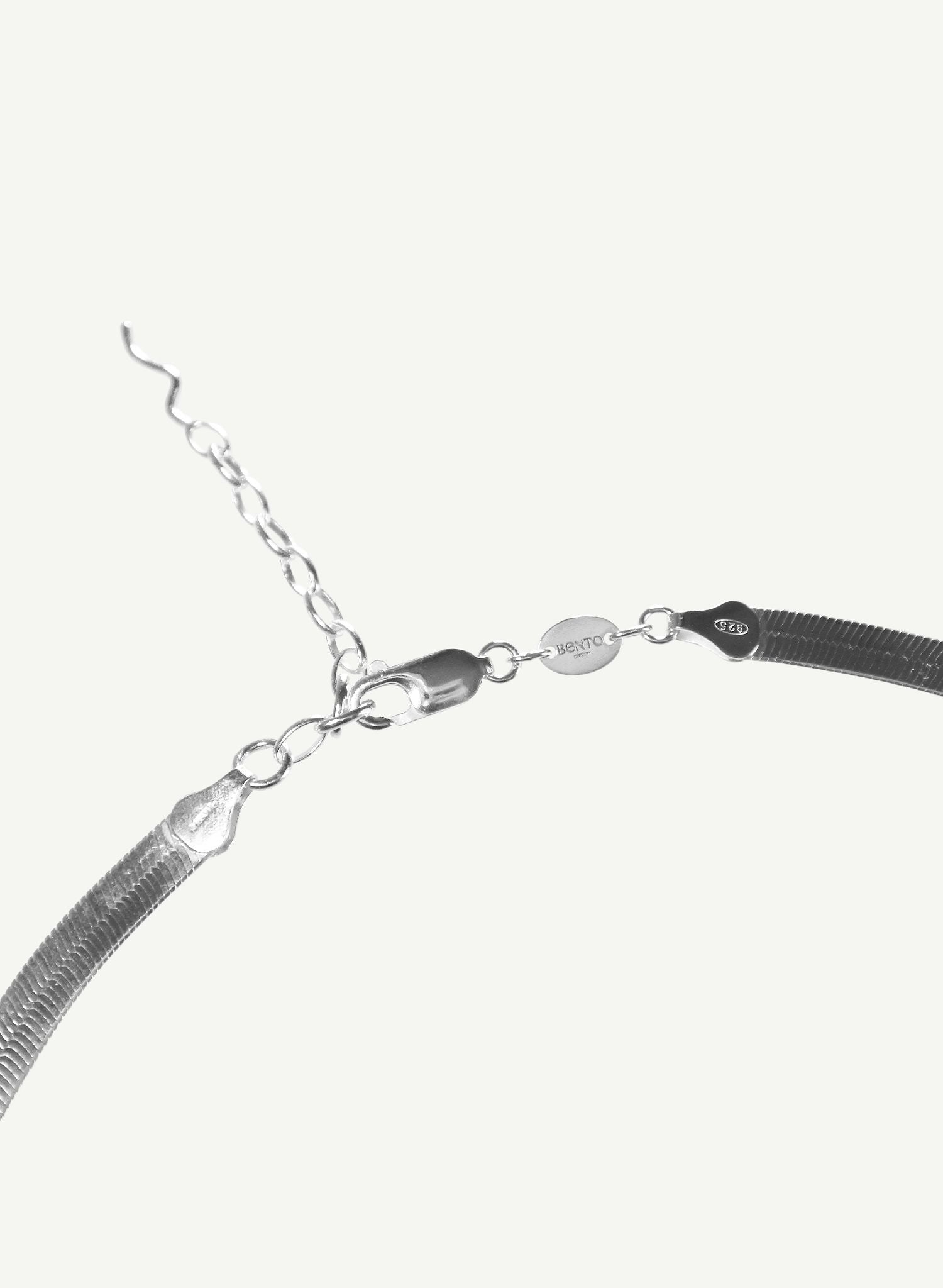 Le collier Joy, pièce phare de notre collection, apporte cette touche d'argent lumineuse essentielle à toute femme. Parfait pour créer un effet d'accumulation avec les autres colliers Bento, ses nuances dorées rappellent aux femmes de manifester leurs rêves et de ne pas laisser quoi que ce soit ou quiconque ternir leur lumière, parce qu'elles sont nées pour briller.