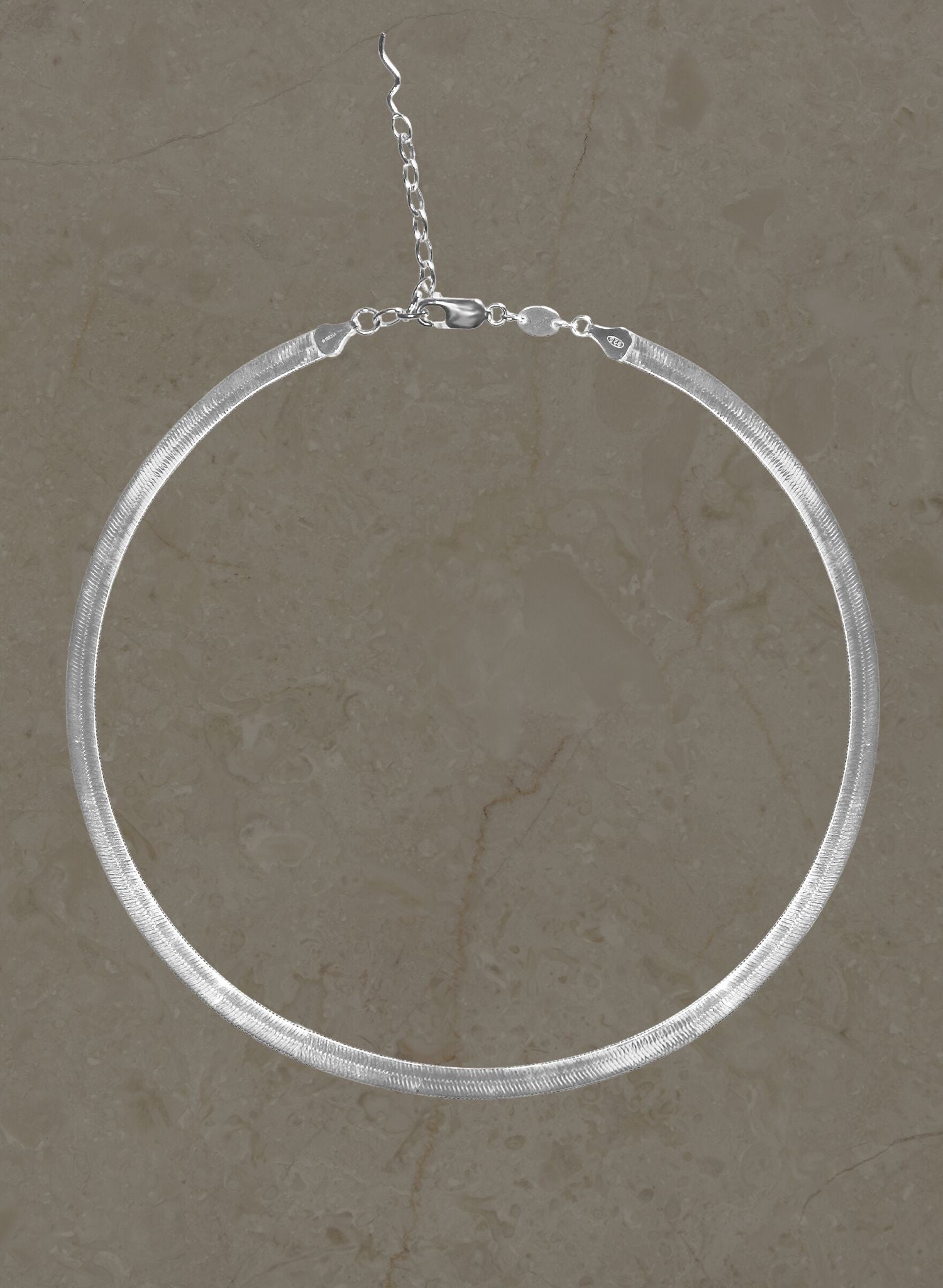 Le collier Joy, pièce phare de notre collection, apporte cette touche d'argent lumineuse essentielle à toute femme. Parfait pour créer un effet d'accumulation avec les autres colliers Bento, ses nuances dorées rappellent aux femmes de manifester leurs rêves et de ne pas laisser quoi que ce soit ou quiconque ternir leur lumière, parce qu'elles sont nées pour briller.