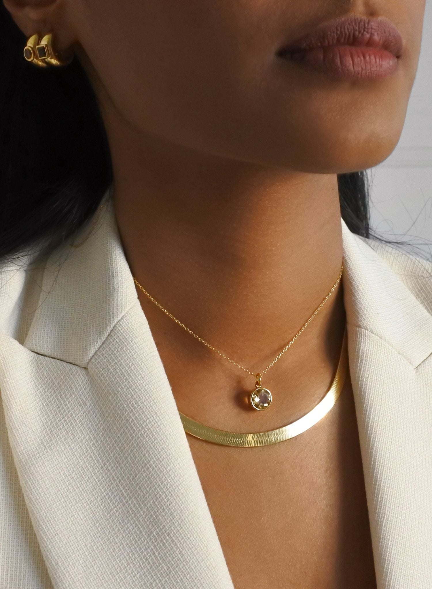 Le collier Joy, pièce phare de notre collection, apporte cette touche d’or lumineuse essentielle à toute femme. Parfait pour créer un effet d'accumulation avec les autres colliers Bento, ses nuances dorées rappellent aux femmes de manifester leurs rêves et de ne pas laisser quoi que ce soit ou quiconque ternir leur lumière, parce qu'elles sont nées pour briller.