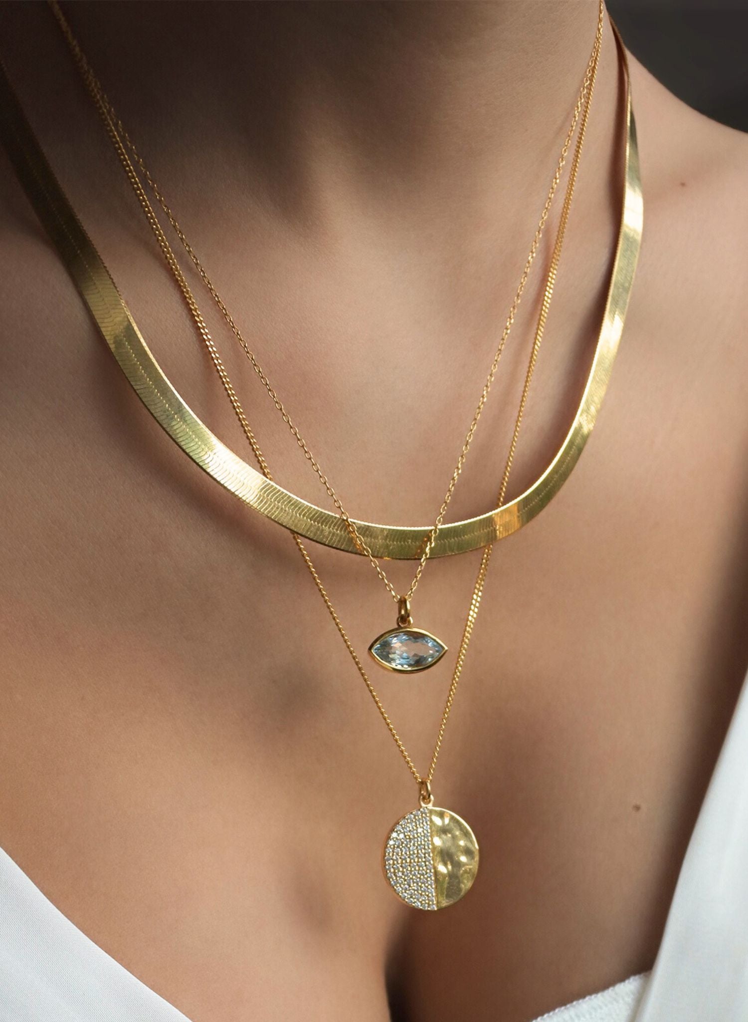 Le collier Joy, pièce phare de notre collection, apporte cette touche d’or lumineuse essentielle à toute femme. Parfait pour créer un effet d'accumulation avec les autres colliers Bento, ses nuances dorées rappellent aux femmes de manifester leurs rêves et de ne pas laisser quoi que ce soit ou quiconque ternir leur lumière, parce qu'elles sont nées pour briller.
