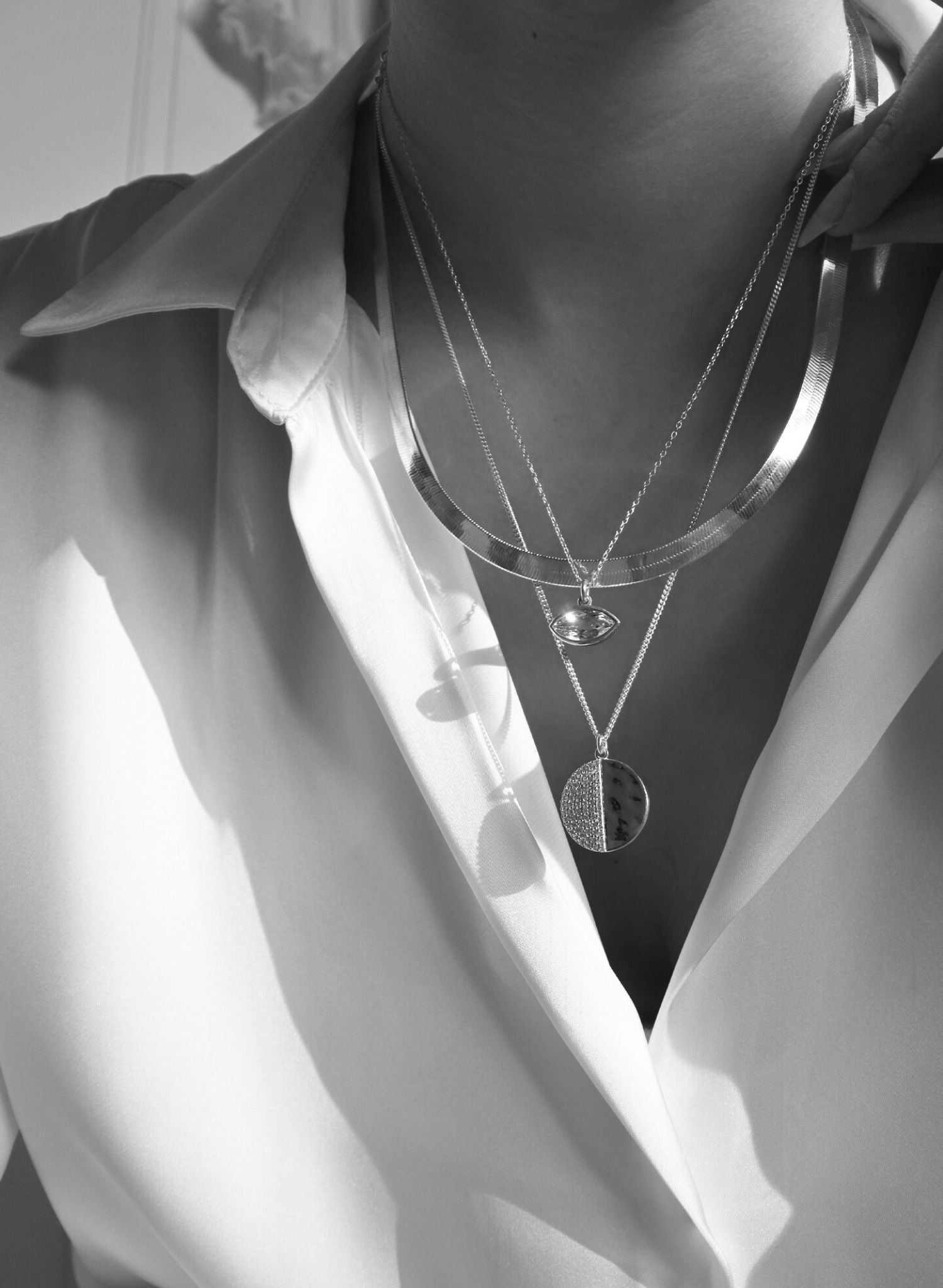 Le collier Joy, pièce phare de notre collection, apporte cette touche d'argent lumineuse essentielle à toute femme. Parfait pour créer un effet d'accumulation avec les autres colliers Bento, ses nuances dorées rappellent aux femmes de manifester leurs rêves et de ne pas laisser quoi que ce soit ou quiconque ternir leur lumière, parce qu'elles sont nées pour briller.
