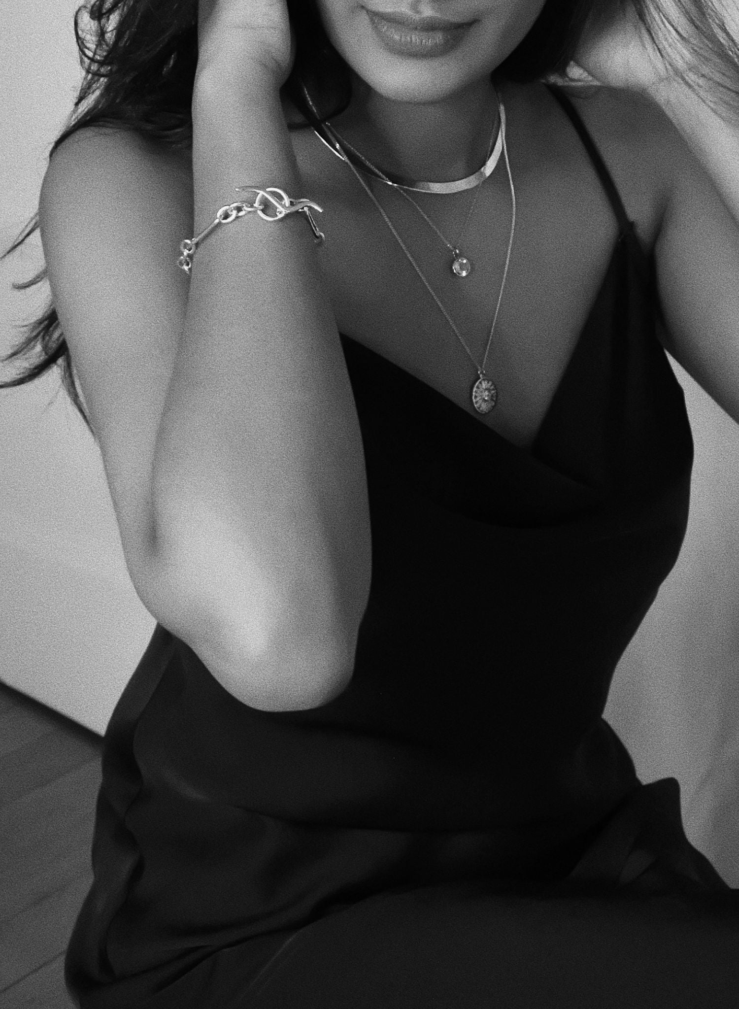 Le collier Joy, pièce phare de notre collection, apporte cette touche d'argent lumineuse essentielle à toute femme. Parfait pour créer un effet d'accumulation avec les autres colliers Bento, ses nuances dorées rappellent aux femmes de manifester leurs rêves et de ne pas laisser quoi que ce soit ou quiconque ternir leur lumière, parce qu'elles sont nées pour briller.