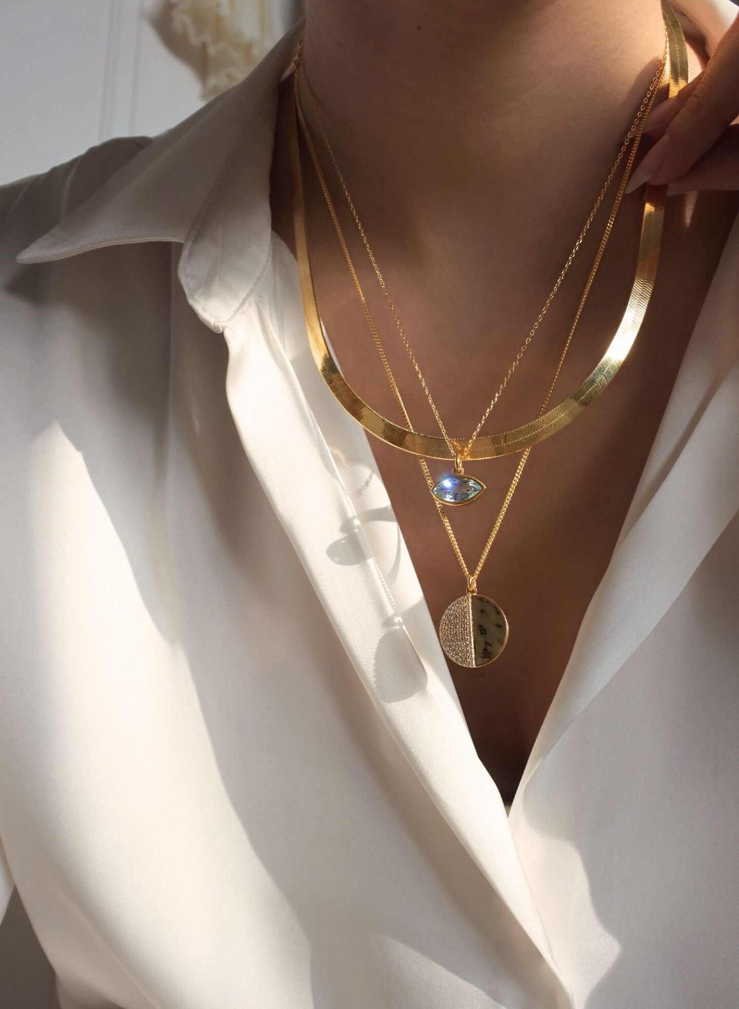 Le collier Joy, pièce phare de notre collection, apporte cette touche d’or lumineuse essentielle à toute femme. Parfait pour créer un effet d'accumulation avec les autres colliers Bento, ses nuances dorées rappellent aux femmes de manifester leurs rêves et de ne pas laisser quoi que ce soit ou quiconque ternir leur lumière, parce qu'elles sont nées pour briller.