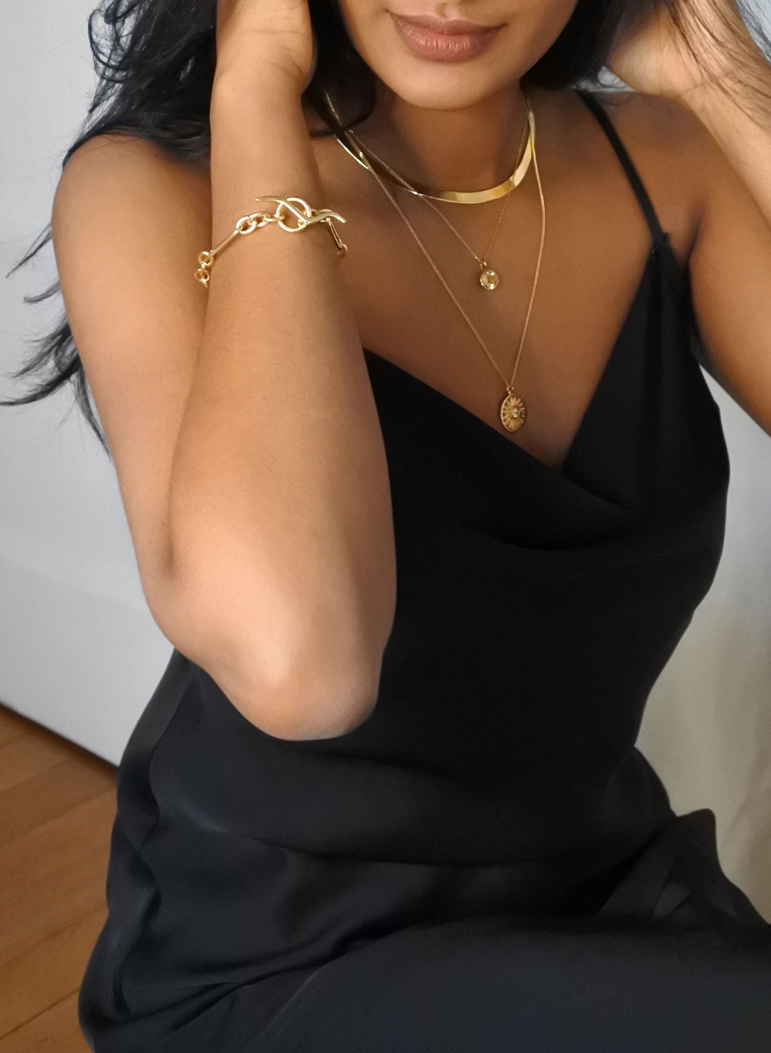 Le collier Joy, pièce phare de notre collection, apporte cette touche d’or lumineuse essentielle à toute femme. Parfait pour créer un effet d'accumulation avec les autres colliers Bento, ses nuances dorées rappellent aux femmes de manifester leurs rêves et de ne pas laisser quoi que ce soit ou quiconque ternir leur lumière, parce qu'elles sont nées pour briller.