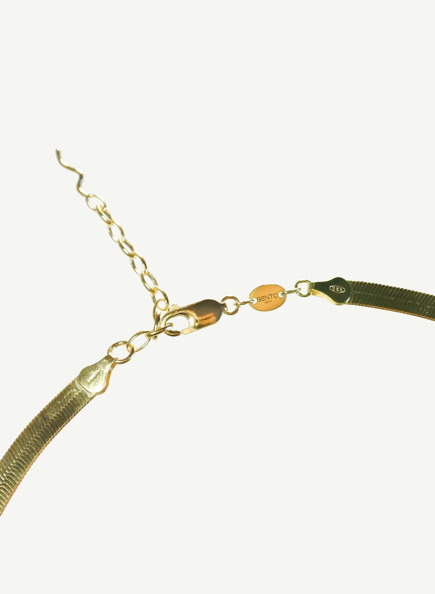 Le collier Joy, pièce phare de notre collection, apporte cette touche d’or lumineuse essentielle à toute femme. Parfait pour créer un effet d'accumulation avec les autres colliers Bento, ses nuances dorées rappellent aux femmes de manifester leurs rêves et de ne pas laisser quoi que ce soit ou quiconque ternir leur lumière, parce qu'elles sont nées pour briller.