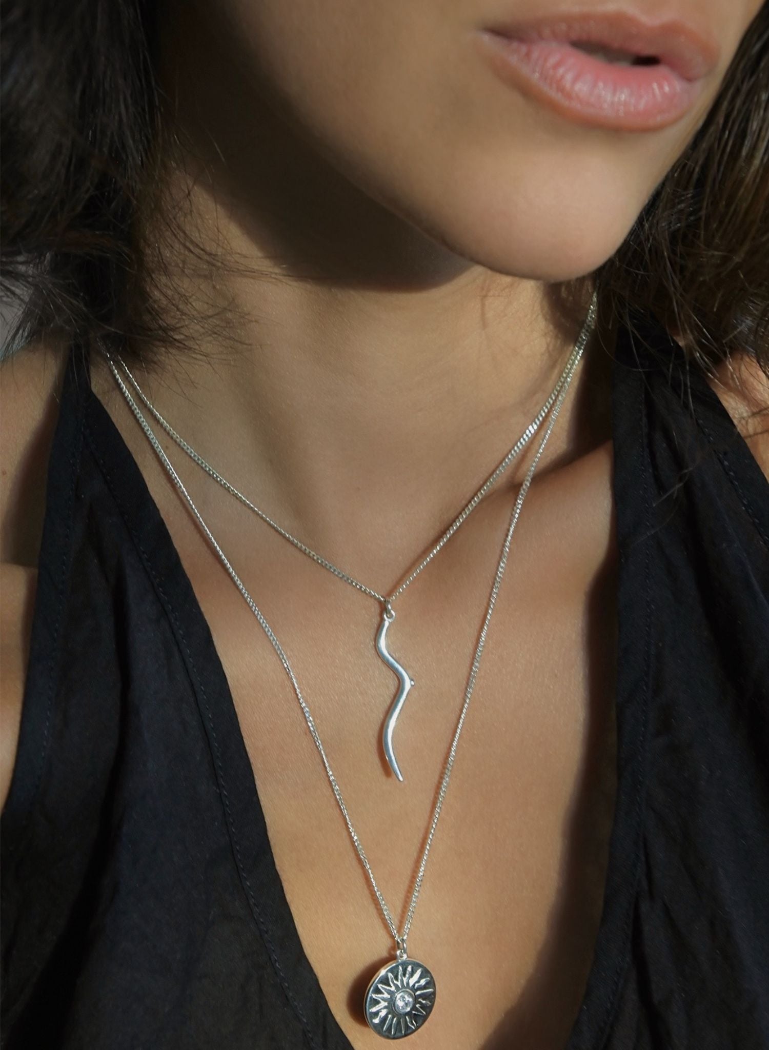Le collier Juste un Sein, avec son pendentif minimaliste et audacieux, est bien plus qu'un bijou : il est une manifestation de solidarité féminine et un hommage au combat pour les droits et la liberté des femmes à travers le monde et les époques. Il incarne la sororité, pilier féministe qui célèbre et renforce le soutien mutuel entre les femmes, invitant chacune à affirmer sa force, son unicité et sa féminité.