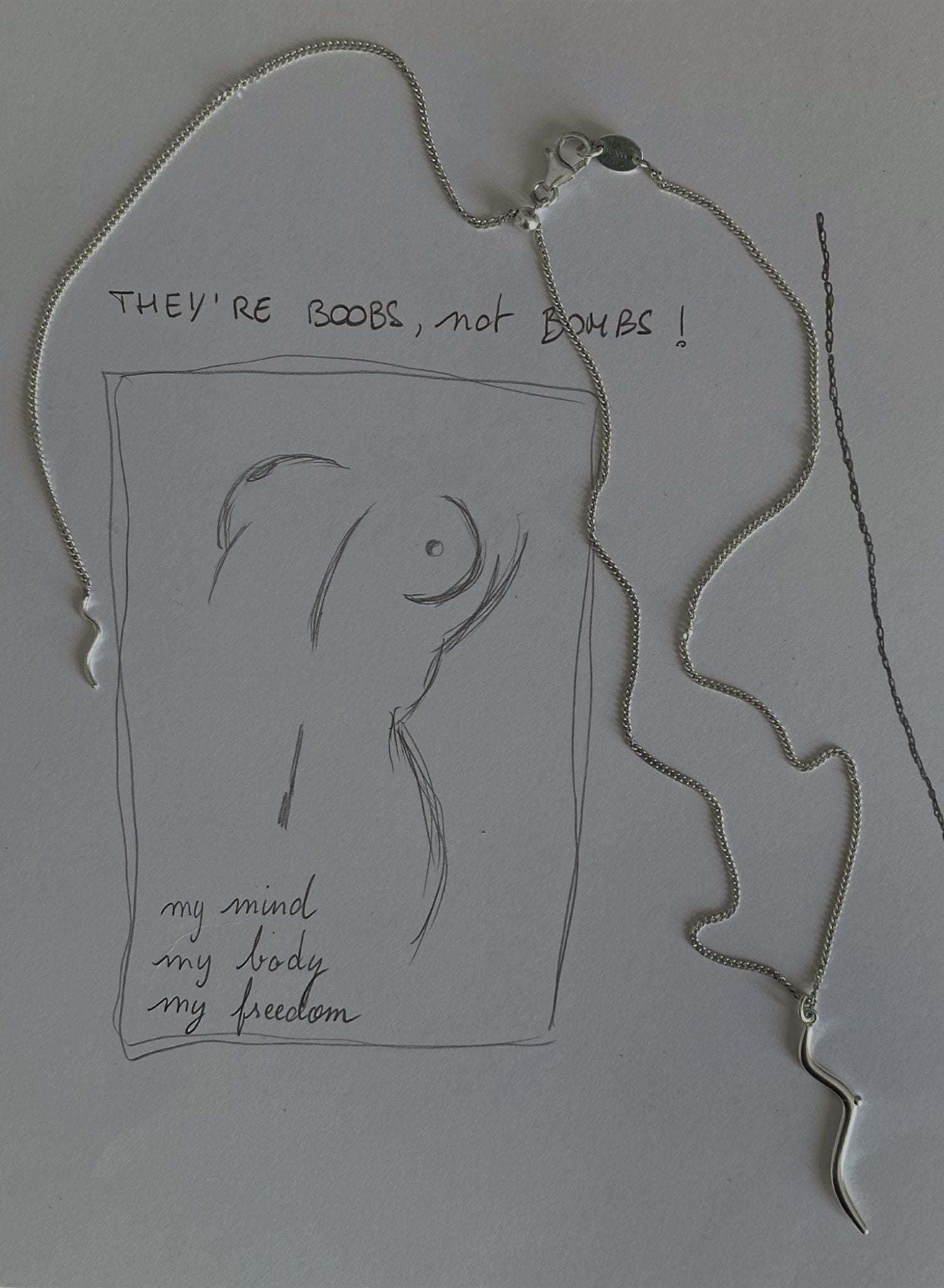 Le collier Juste un Sein, avec son pendentif minimaliste et audacieux, est bien plus qu'un bijou : il est une manifestation de solidarité féminine et un hommage au combat pour les droits et la liberté des femmes à travers le monde et les époques. Il incarne la sororité, pilier féministe qui célèbre et renforce le soutien mutuel entre les femmes, invitant chacune à affirmer sa force, son unicité et sa féminité.
