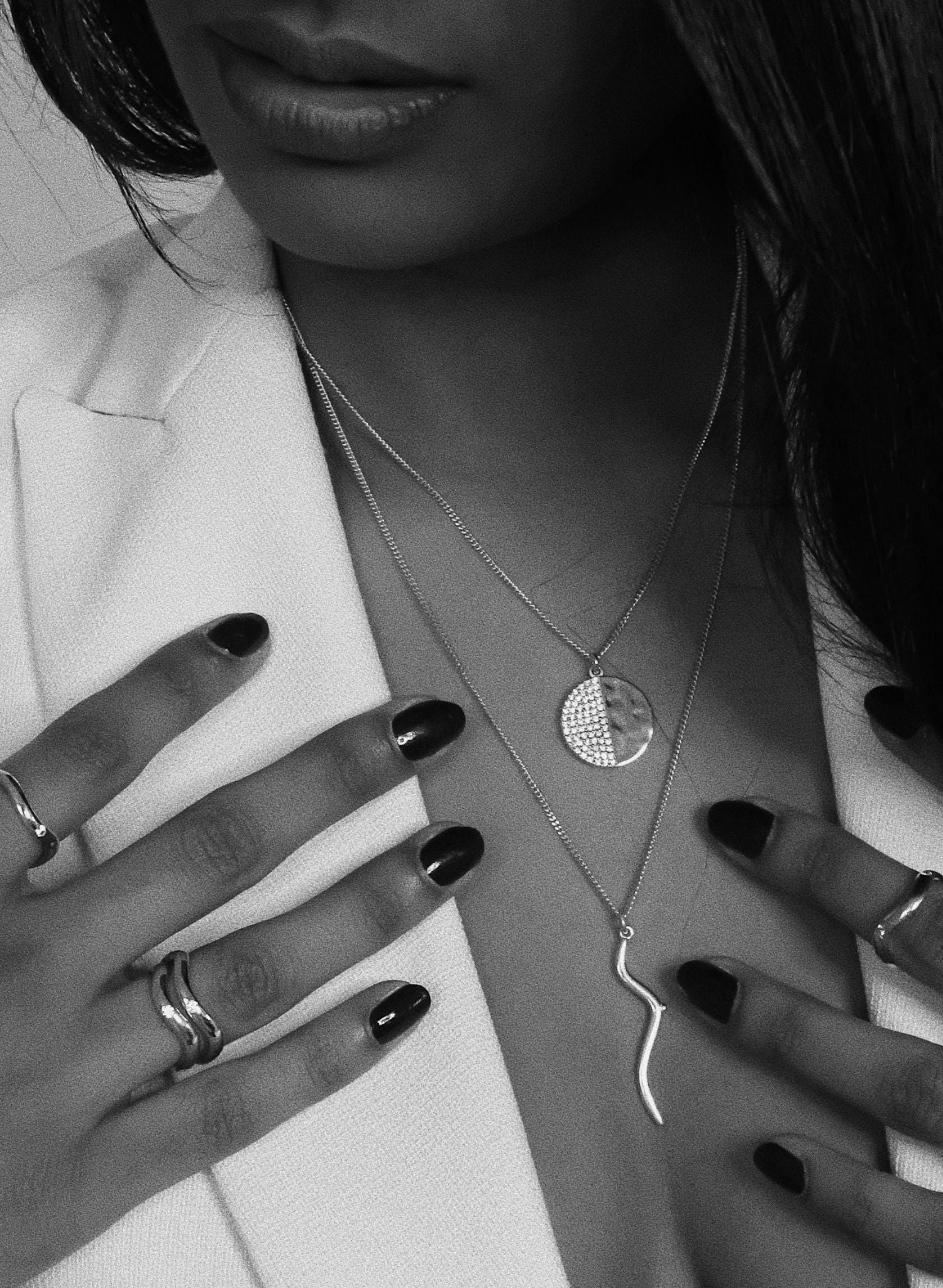 Le collier Juste un Sein, avec son pendentif minimaliste et audacieux, est bien plus qu'un bijou : il est une manifestation de solidarité féminine et un hommage au combat pour les droits et la liberté des femmes à travers le monde et les époques. Il incarne la sororité, pilier féministe qui célèbre et renforce le soutien mutuel entre les femmes, invitant chacune à affirmer sa force, son unicité et sa féminité.