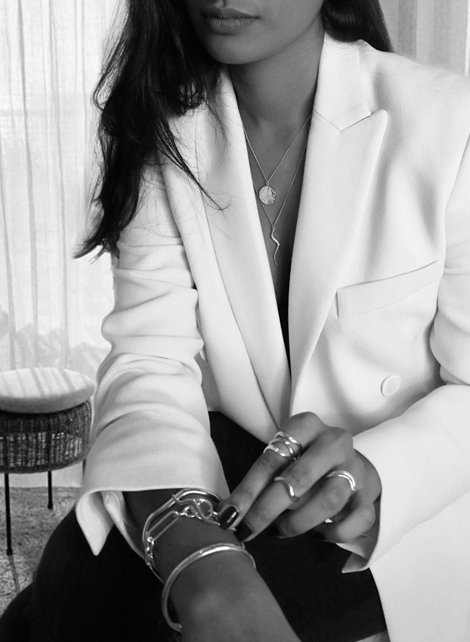 Le collier Juste un Sein, avec son pendentif minimaliste et audacieux, est bien plus qu'un bijou : il est une manifestation de solidarité féminine et un hommage au combat pour les droits et la liberté des femmes à travers le monde et les époques. Il incarne la sororité, pilier féministe qui célèbre et renforce le soutien mutuel entre les femmes, invitant chacune à affirmer sa force, son unicité et sa féminité.