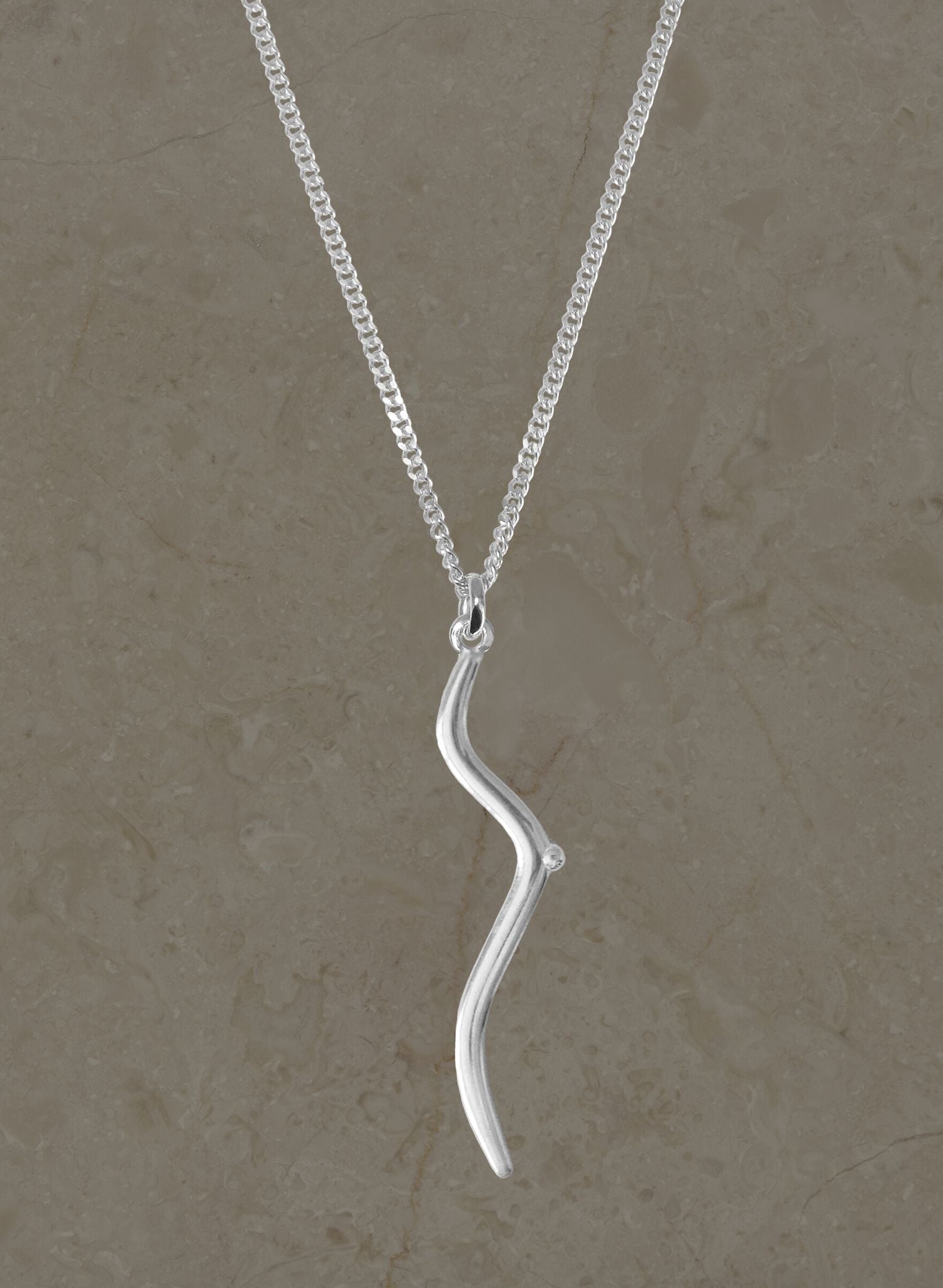 Le collier Juste un Sein, avec son pendentif minimaliste et audacieux, est bien plus qu'un bijou : il est une manifestation de solidarité féminine et un hommage au combat pour les droits et la liberté des femmes à travers le monde et les époques. Il incarne la sororité, pilier féministe qui célèbre et renforce le soutien mutuel entre les femmes, invitant chacune à affirmer sa force, son unicité et sa féminité.