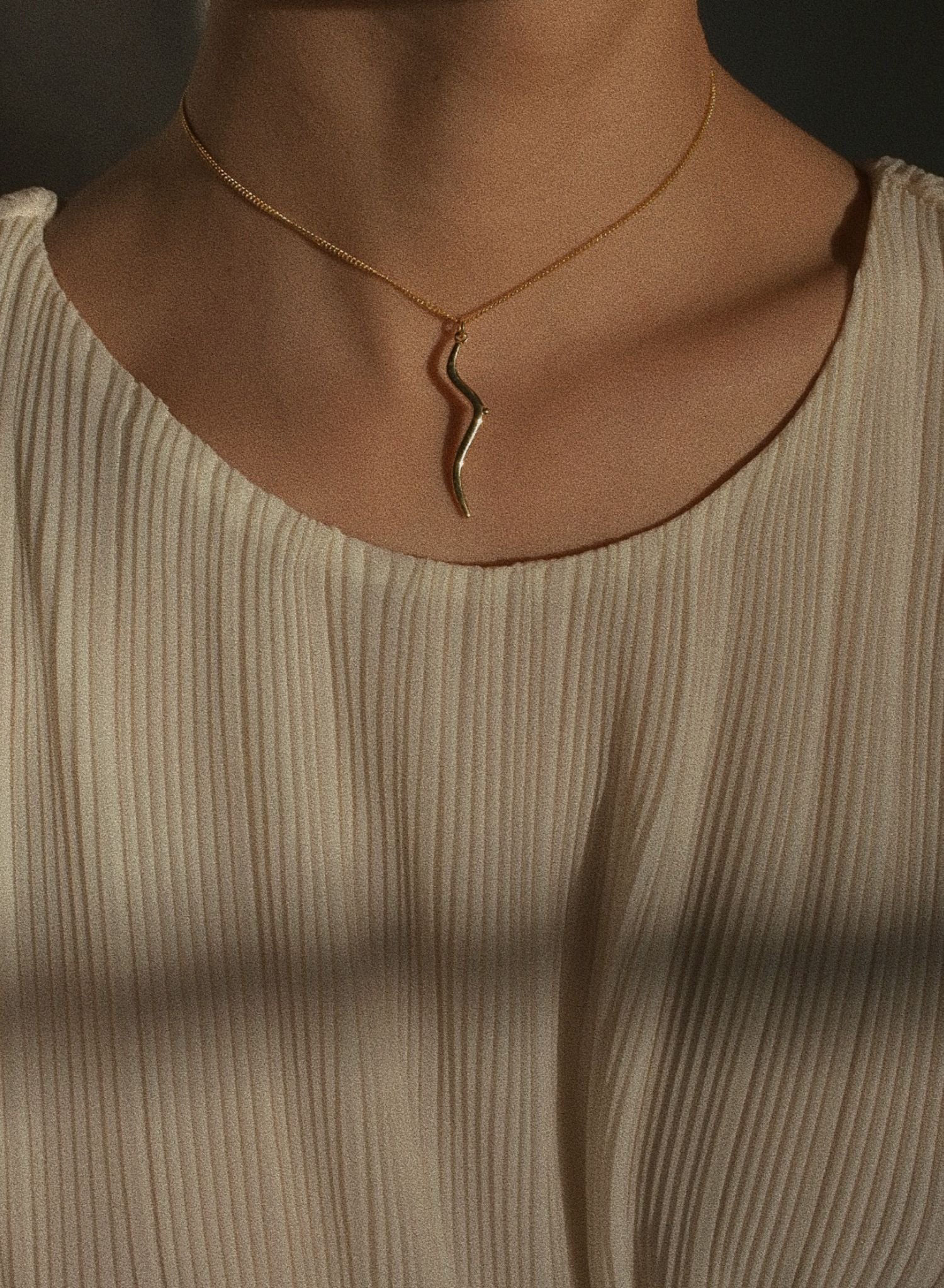 Le collier Juste un Sein, avec son pendentif minimaliste et audacieux, est bien plus qu'un bijou : il est une manifestation de solidarité féminine et un hommage au combat pour les droits et la liberté des femmes à travers le monde et les époques. Il incarne la sororité, pilier féministe qui célèbre et renforce le soutien mutuel entre les femmes, invitant chacune à affirmer sa force, son unicité et sa féminité.