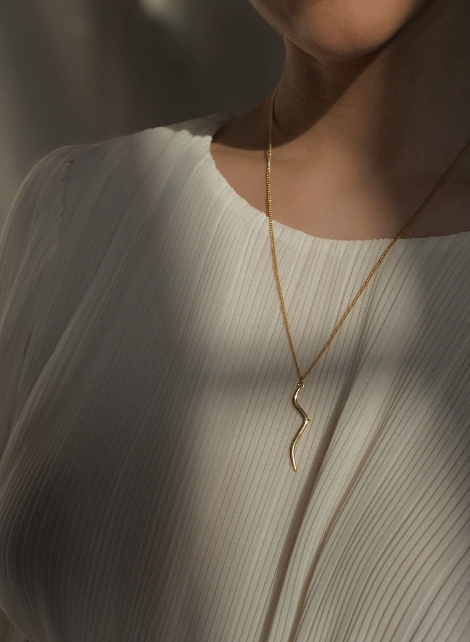 Le collier Juste un Sein, avec son pendentif minimaliste et audacieux, est bien plus qu'un bijou : il est une manifestation de solidarité féminine et un hommage au combat pour les droits et la liberté des femmes à travers le monde et les époques. Il incarne la sororité, pilier féministe qui célèbre et renforce le soutien mutuel entre les femmes, invitant chacune à affirmer sa force, son unicité et sa féminité.